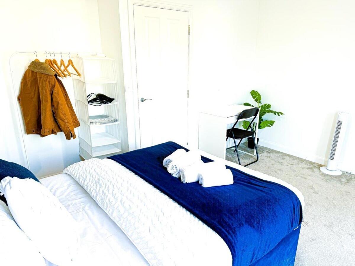 Optimal Luxury For Contractors And Large Groups 3 Bedroom 2 Bath - Sleep Unto 9 Guests- 5 Mins Drive To The Centre Pets Allowed -- Free Parking Onsite *