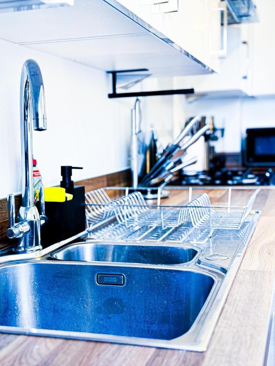 Optimal Luxury For Contractors And Large Groups 3 Bedroom 2 Bath - Sleep Unto 9 Guests- 5 Mins Drive To The Centre Pets Allowed -- Free Parking Onsite Birmingham