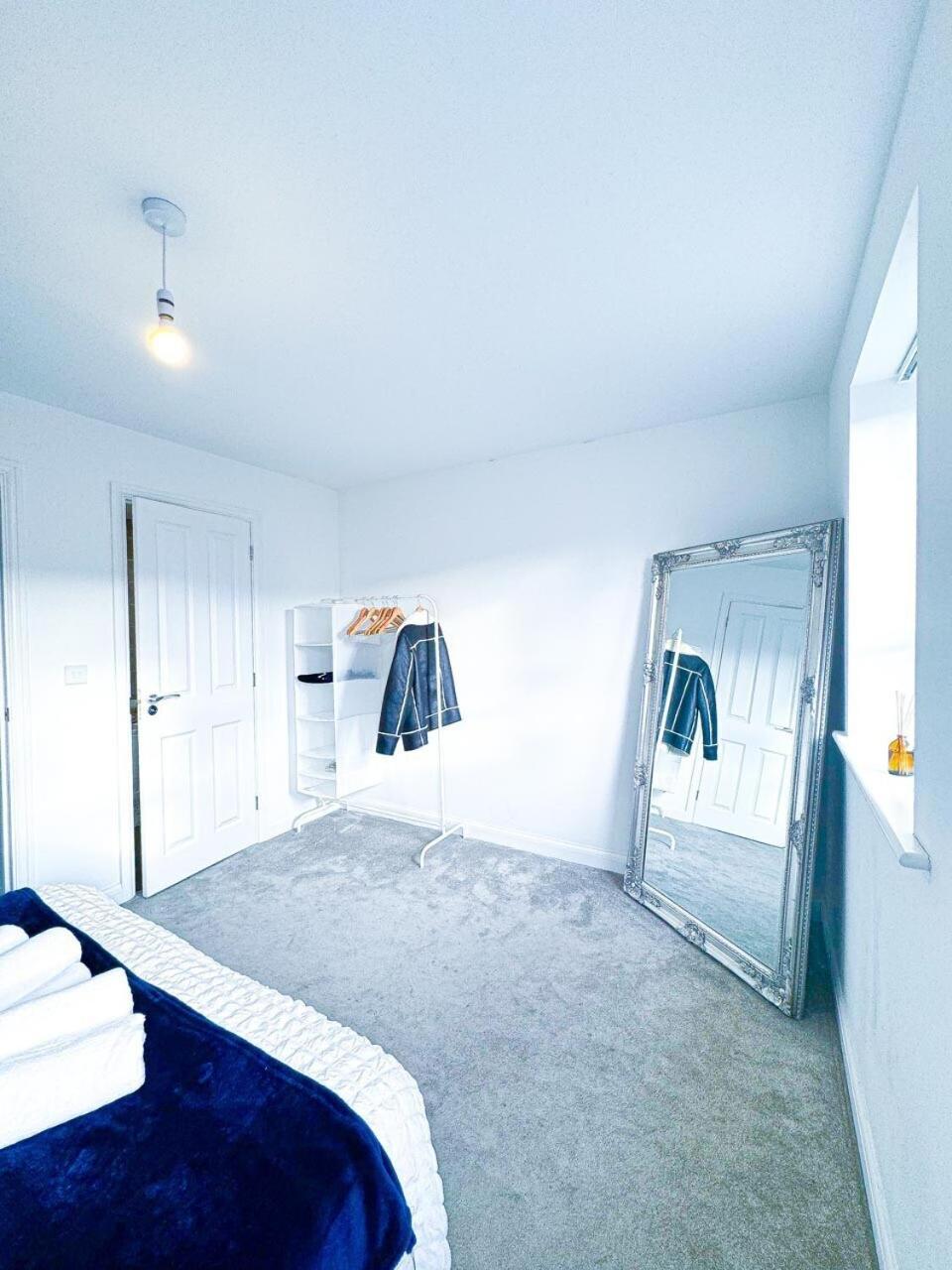 Optimal Luxury For Contractors And Large Groups 3 Bedroom 2 Bath - Sleep Unto 9 Guests- 5 Mins Drive To The Centre Pets Allowed -- Free Parking Onsite Holiday home *