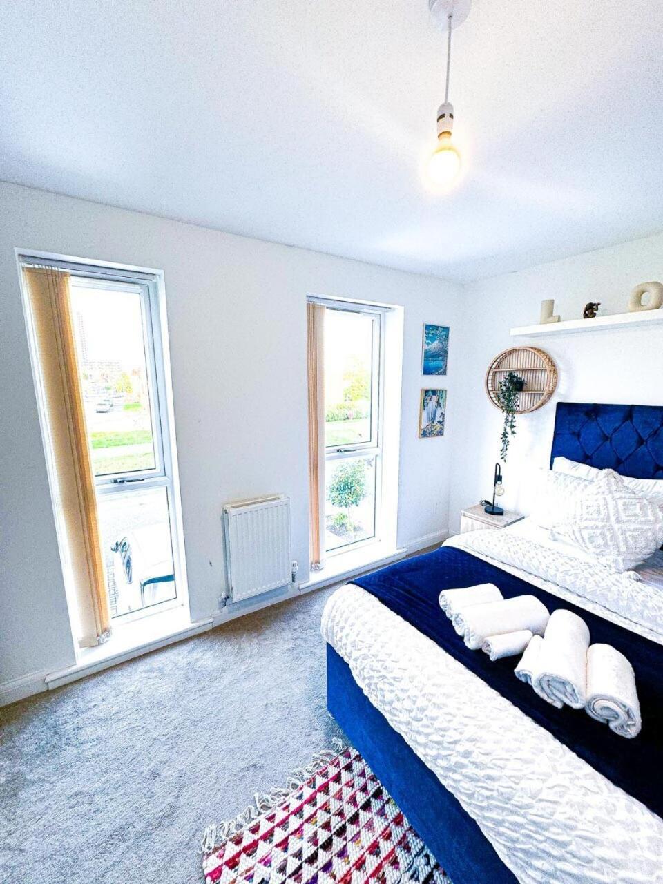 Optimal Luxury For Contractors And Large Groups 3 Bedroom 2 Bath - Sleep Unto 9 Guests- 5 Mins Drive To The Centre Pets Allowed -- Free Parking Onsite Holiday home Birmingham