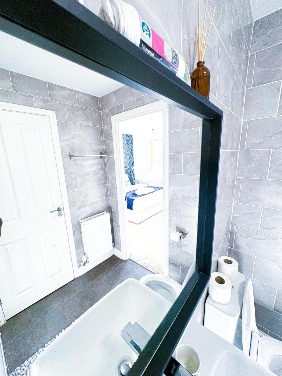 Holiday home Optimal Luxury For Contractors And Large Groups 3 Bedroom 2 Bath - Sleep Unto 9 Guests- 5 Mins Drive To The Centre Pets Allowed -- Free Parking Onsite Birmingham