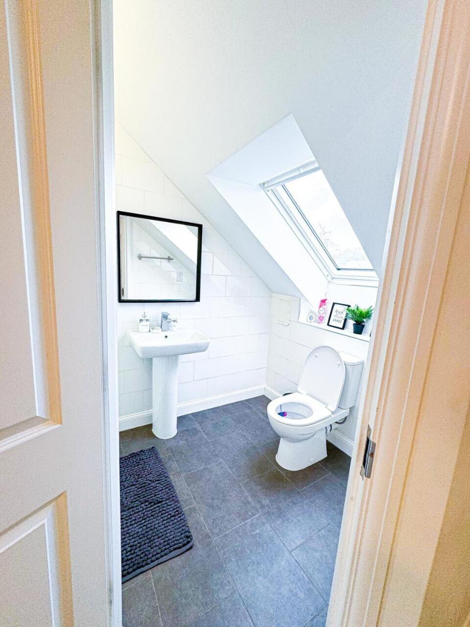 Optimal Luxury For Contractors And Large Groups 3 Bedroom 2 Bath - Sleep Unto 9 Guests- 5 Mins Drive To The Centre Pets Allowed -- Free Parking Onsite Birmingham