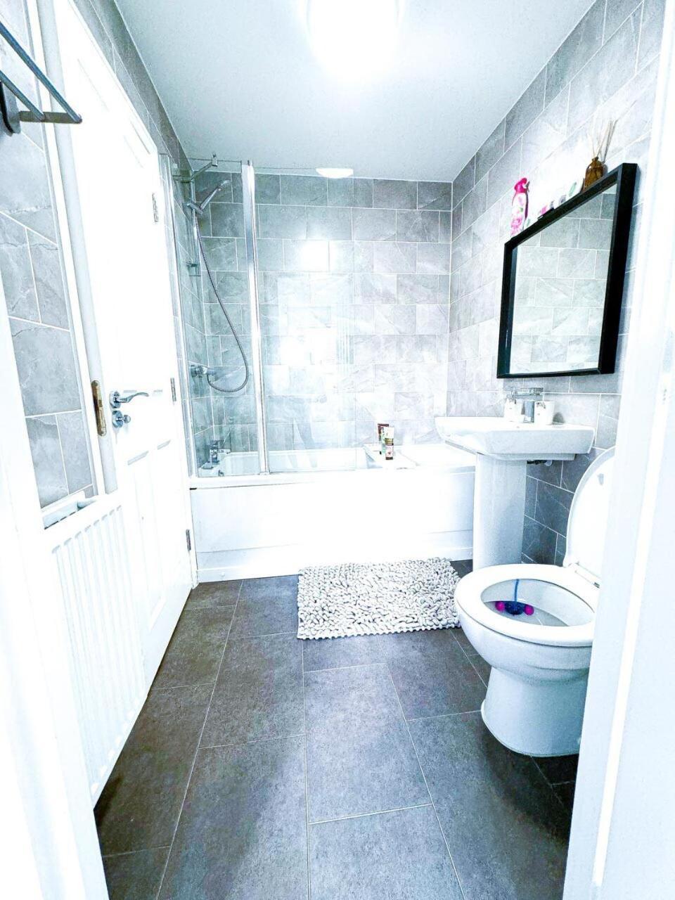 Optimal Luxury For Contractors And Large Groups 3 Bedroom 2 Bath - Sleep Unto 9 Guests- 5 Mins Drive To The Centre Pets Allowed -- Free Parking Onsite Holiday home *