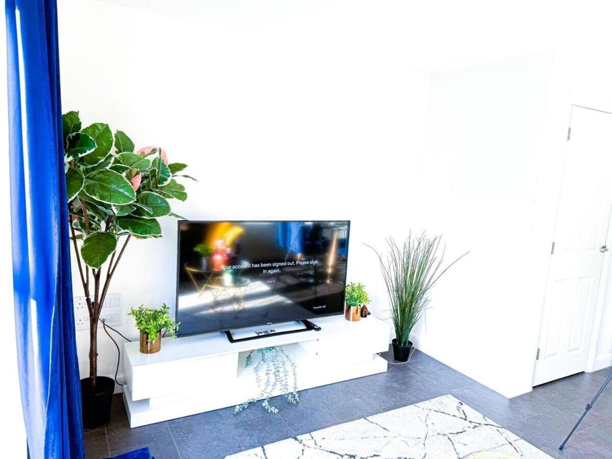 Holiday home Optimal Luxury For Contractors And Large Groups 3 Bedroom 2 Bath - Sleep Unto 9 Guests- 5 Mins Drive To The Centre Pets Allowed -- Free Parking Onsite Birmingham