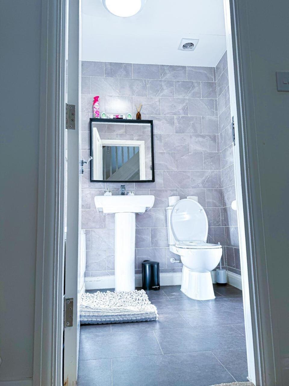 Optimal Luxury For Contractors And Large Groups 3 Bedroom 2 Bath - Sleep Unto 9 Guests- 5 Mins Drive To The Centre Pets Allowed -- Free Parking Onsite
