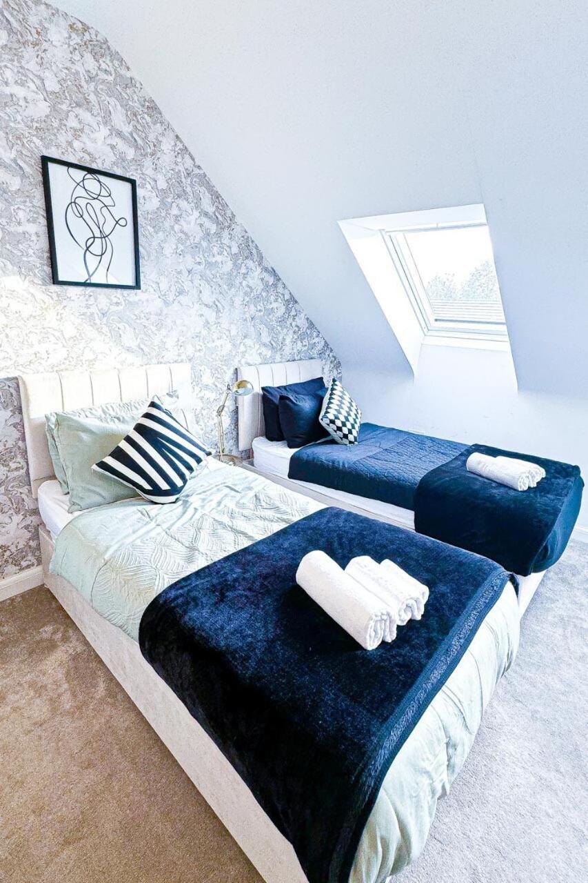 Holiday home Optimal Luxury For Contractors And Large Groups 3 Bedroom 2 Bath - Sleep Unto 9 Guests- 5 Mins Drive To The Centre Pets Allowed -- Free Parking Onsite