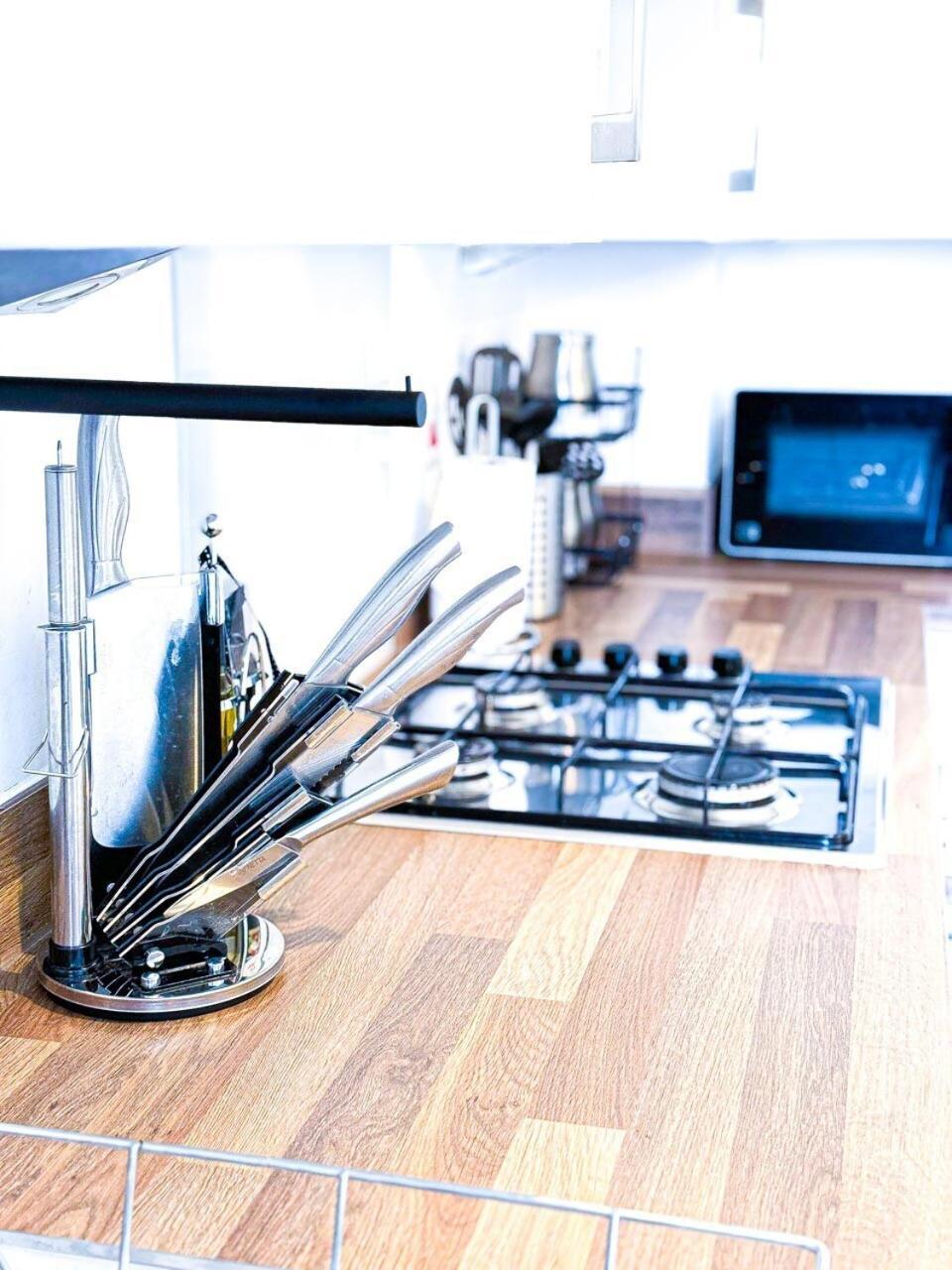 Optimal Luxury For Contractors And Large Groups 3 Bedroom 2 Bath - Sleep Unto 9 Guests- 5 Mins Drive To The Centre Pets Allowed -- Free Parking Onsite Holiday home Birmingham