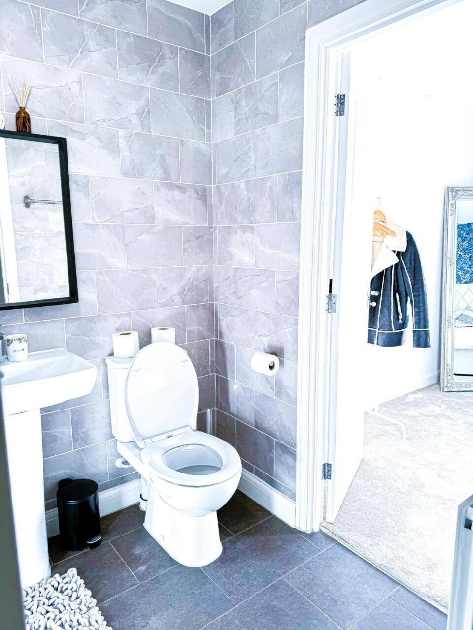 Optimal Luxury For Contractors And Large Groups 3 Bedroom 2 Bath - Sleep Unto 9 Guests- 5 Mins Drive To The Centre Pets Allowed -- Free Parking Onsite Birmingham