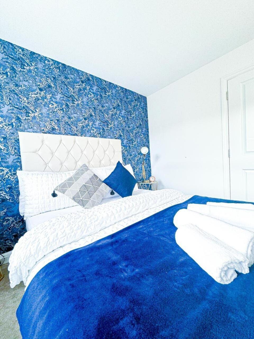 Holiday home Optimal Luxury For Contractors And Large Groups 3 Bedroom 2 Bath - Sleep Unto 9 Guests- 5 Mins Drive To The Centre Pets Allowed -- Free Parking Onsite Birmingham