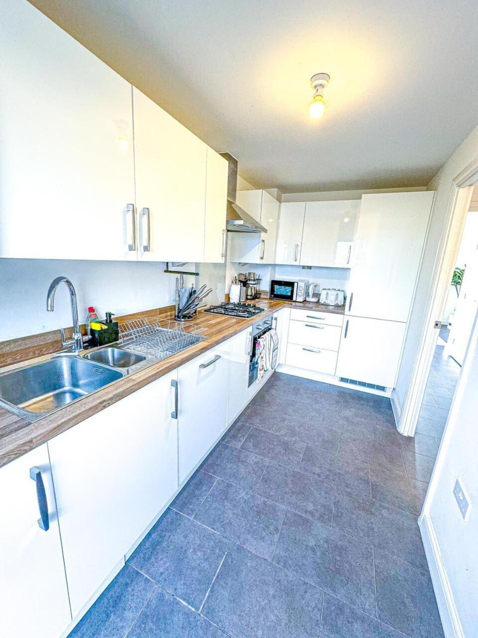 Optimal Luxury For Contractors And Large Groups 3 Bedroom 2 Bath - Sleep Unto 9 Guests- 5 Mins Drive To The Centre Pets Allowed -- Free Parking Onsite * Birmingham