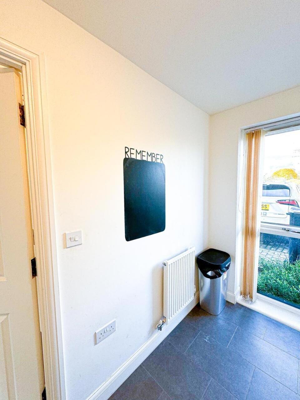 Optimal Luxury For Contractors And Large Groups 3 Bedroom 2 Bath - Sleep Unto 9 Guests- 5 Mins Drive To The Centre Pets Allowed -- Free Parking Onsite Holiday home