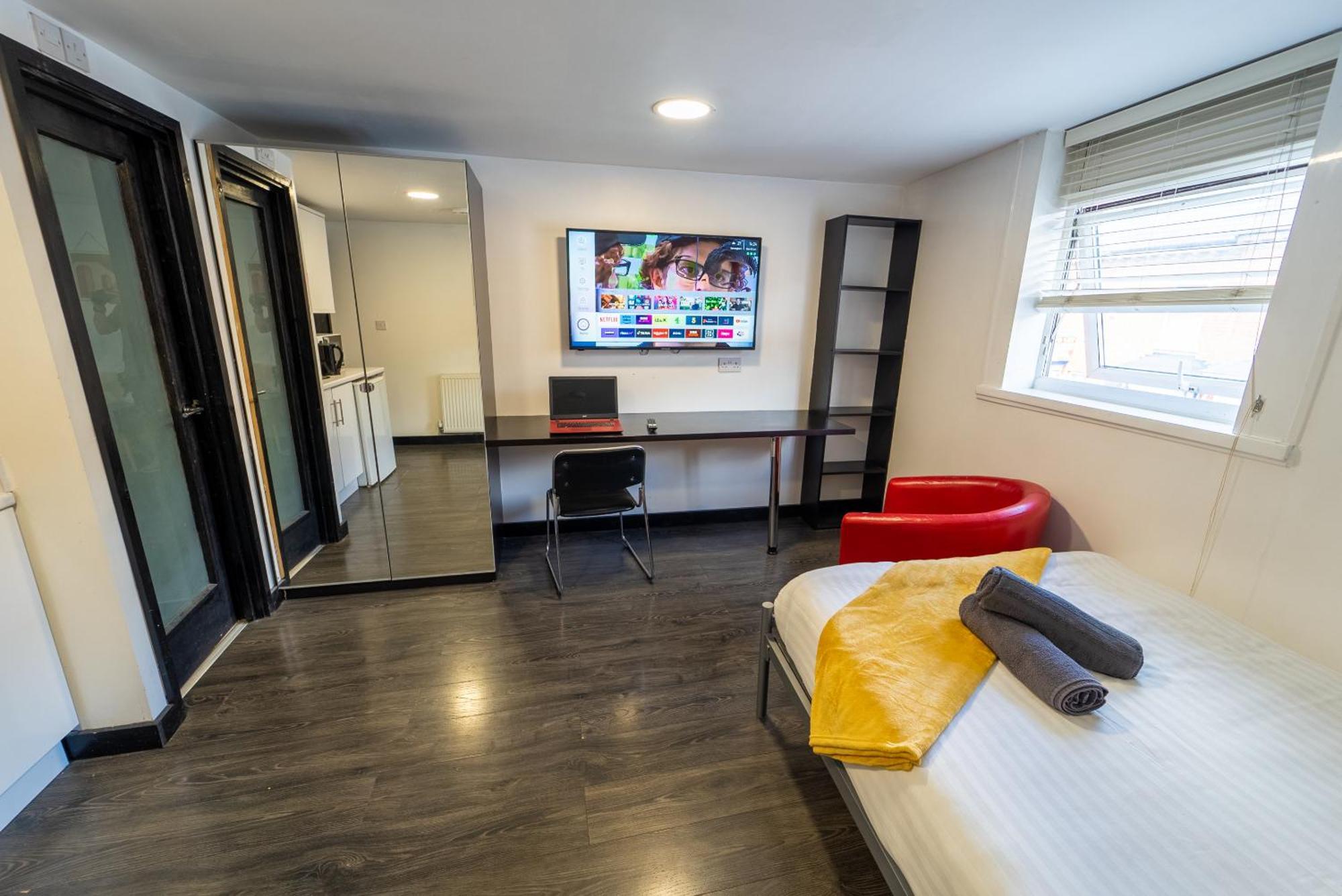 Compact Available Close To Uob And 10mins From The City! *