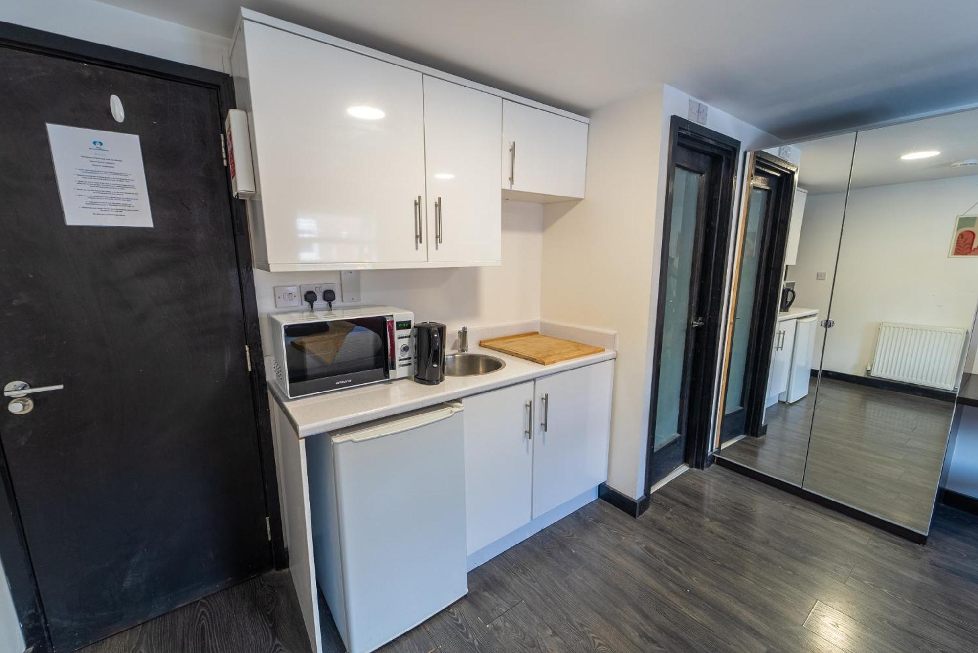 Compact Available Close To Uob And 10mins From The City!