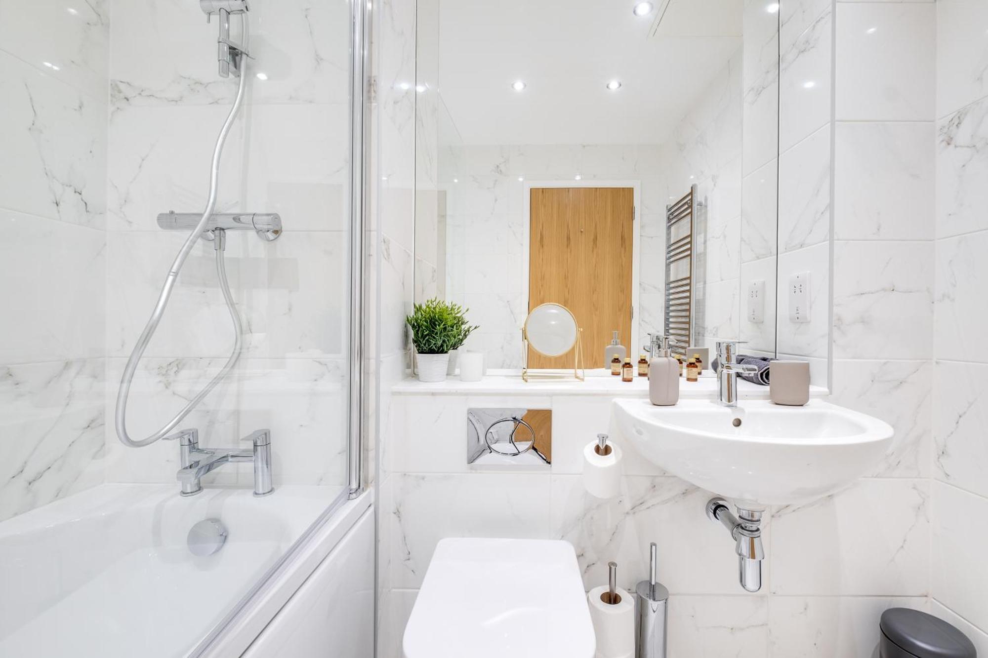 Pluxa Creme Opulence 5 Star Beautiful High End In Centre * Birmingham