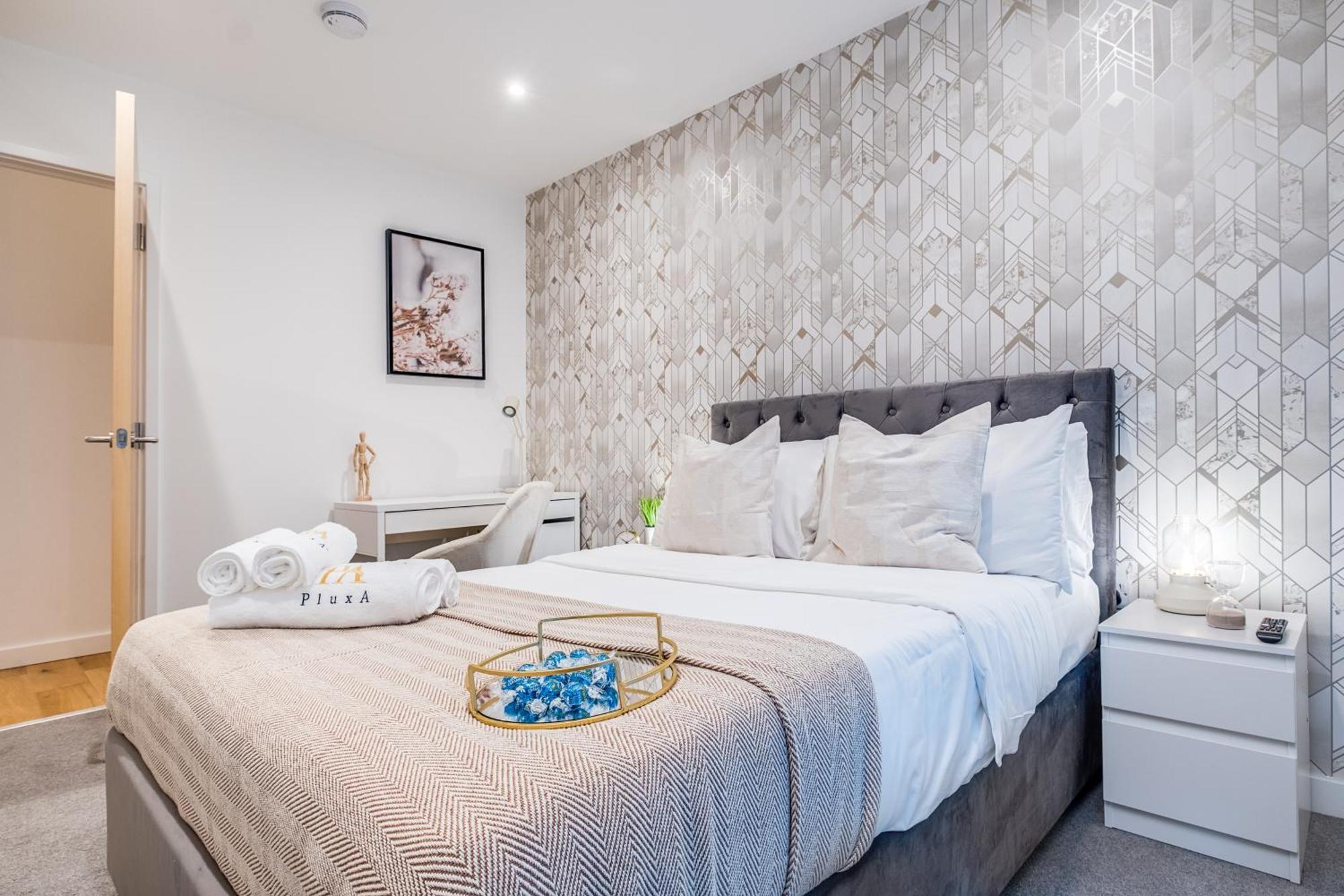 Pluxa Creme Opulence 5 Star Beautiful High End In Centre * Birmingham