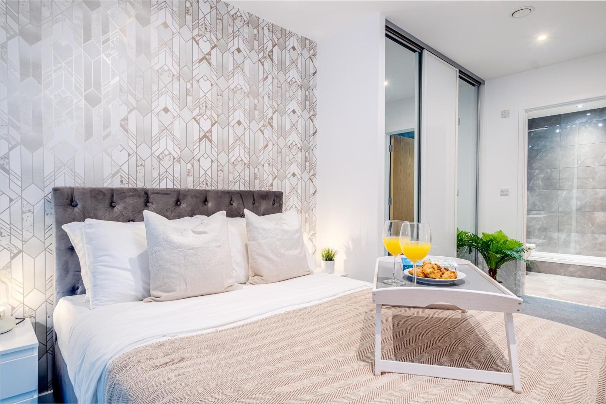 Pluxa Creme Opulence 5 Star Beautiful High End In Centre Apartment