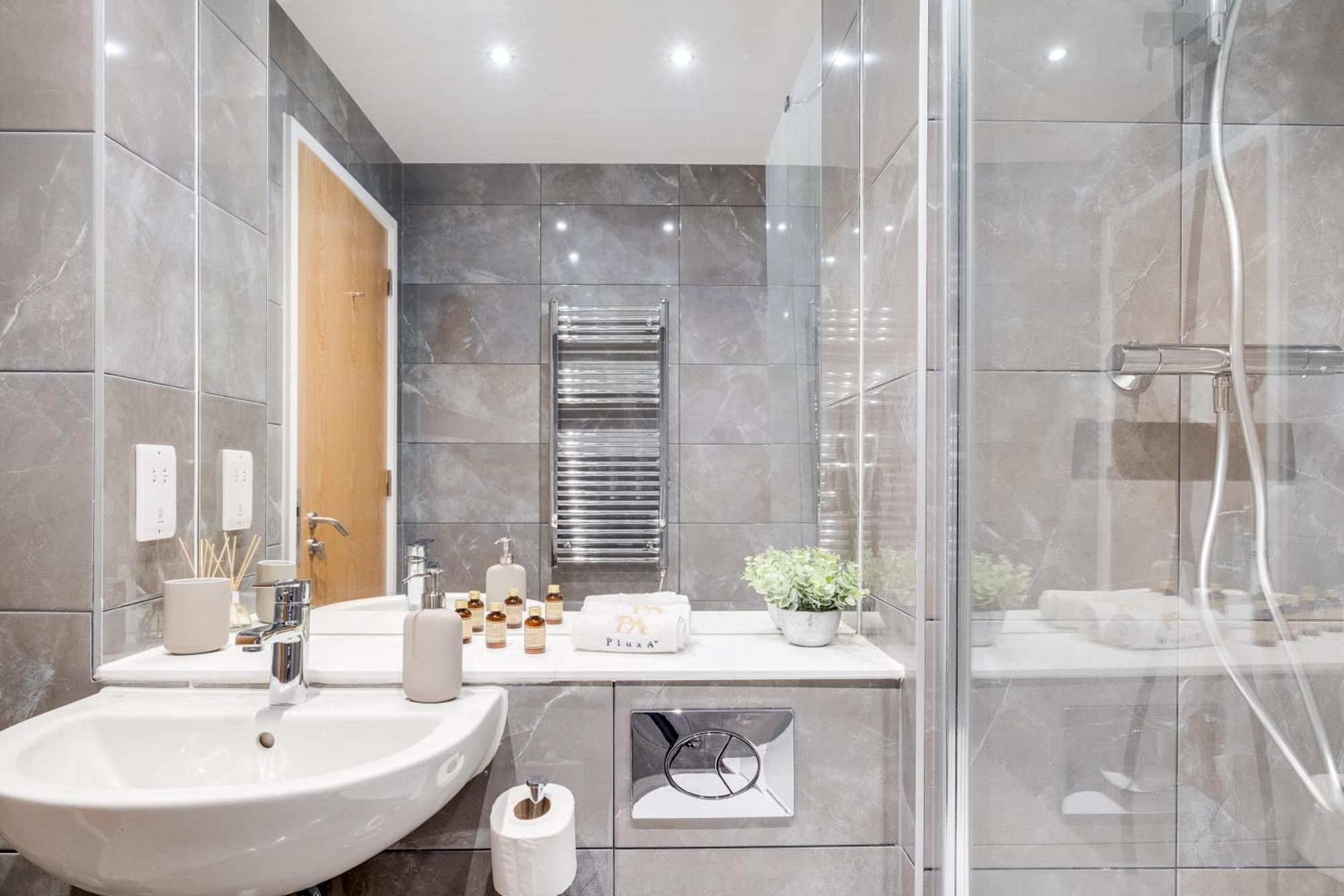 Pluxa Creme Opulence 5 Star Beautiful High End In Centre Apartment *