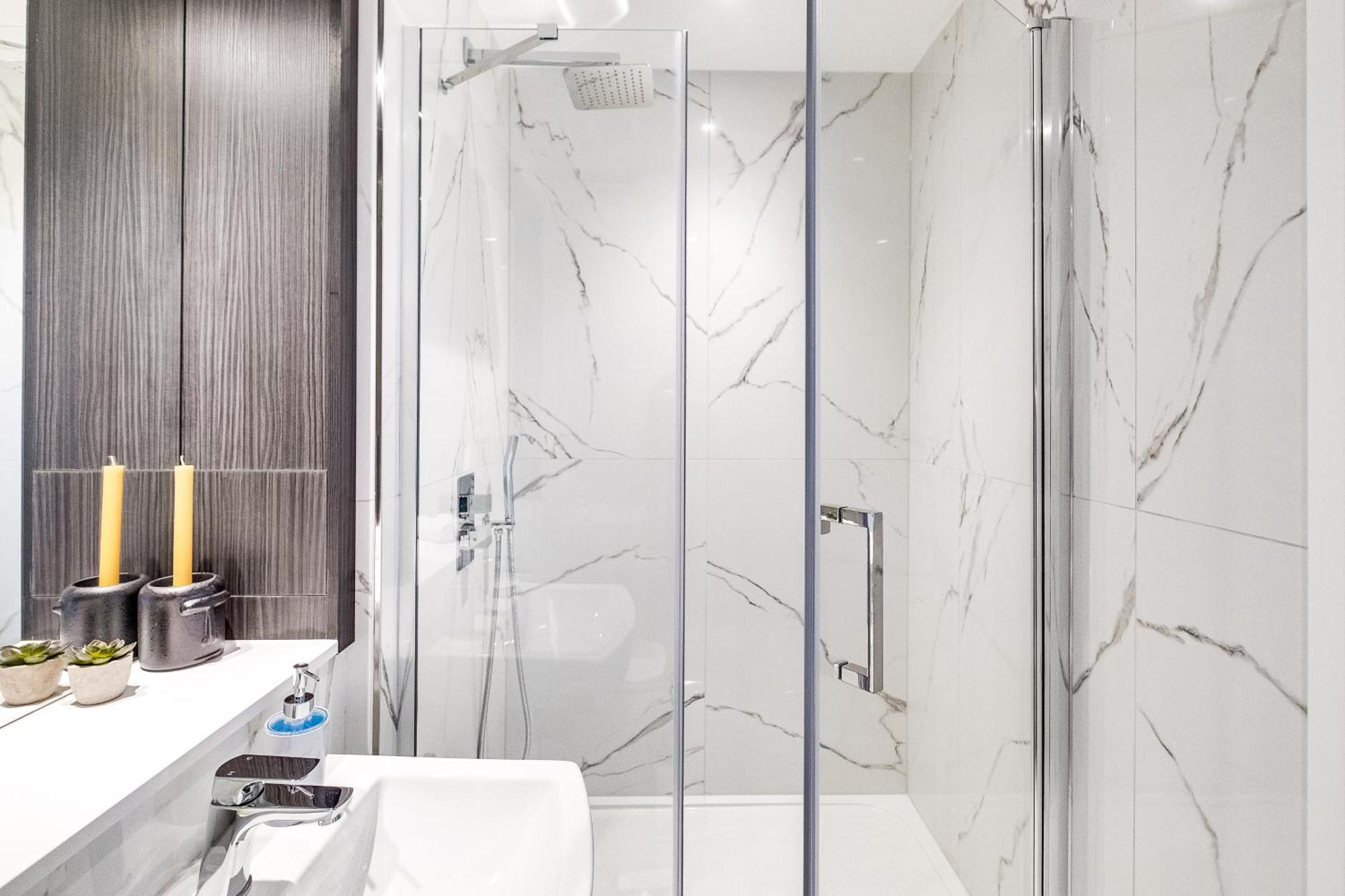 Pluxa Nero Deluxe - Bliss 2bath, Walk To Transit Apartment