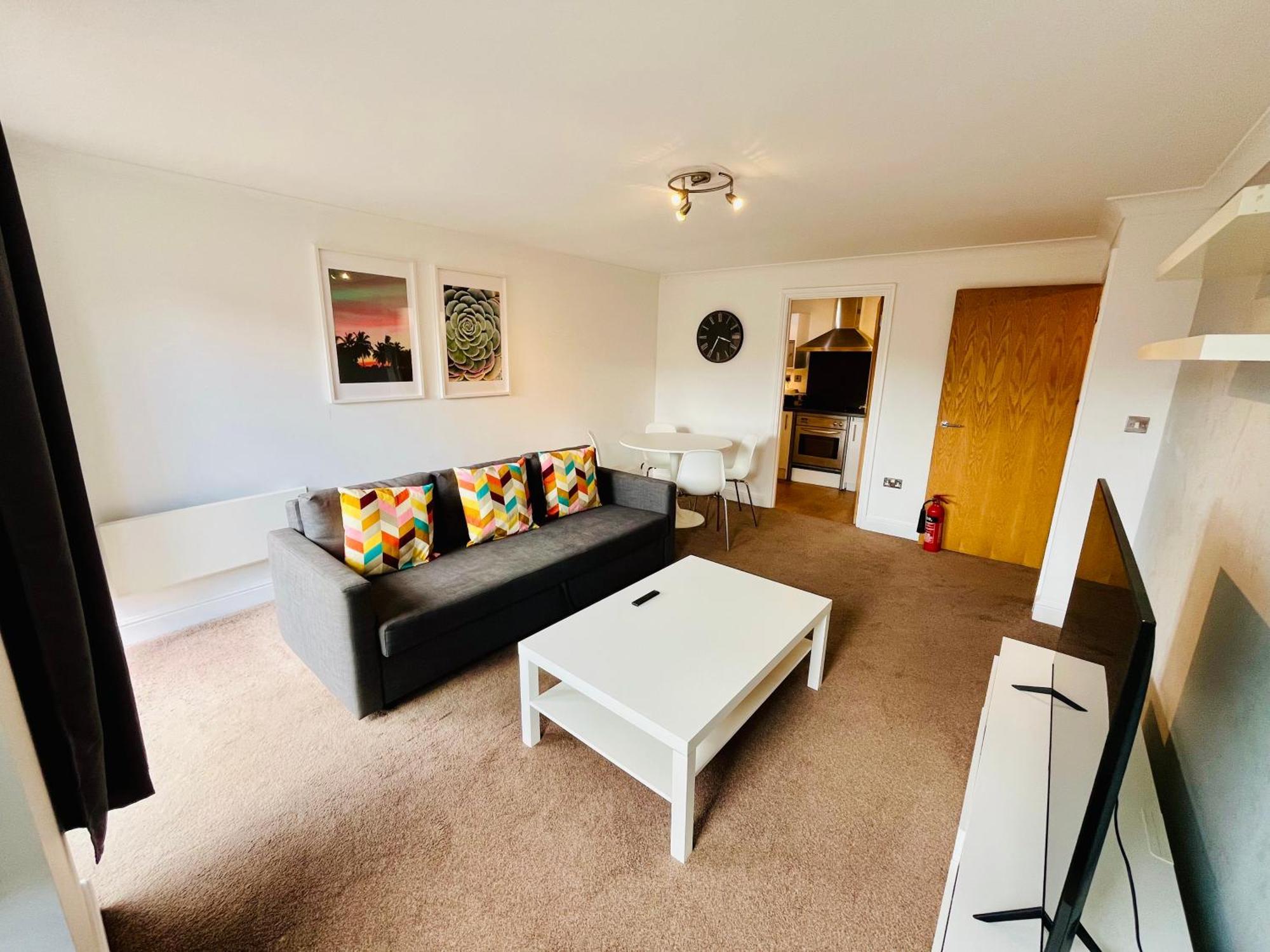 Apartment Exquisite Centre - Recently Refurbed - 2 Bed 2 Bath - Free Parking - Netflix Amazon