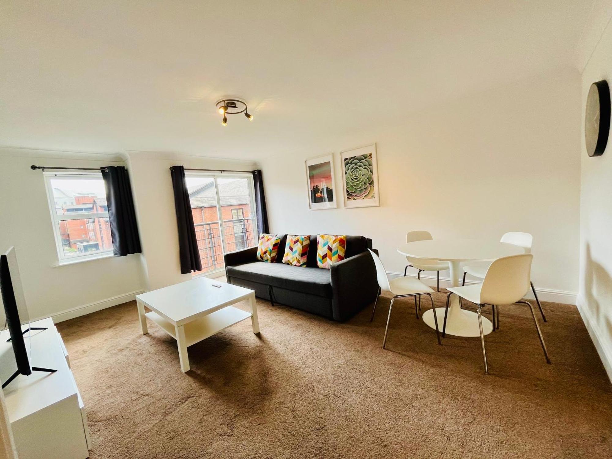 Exquisite Centre - Recently Refurbed - 2 Bed 2 Bath - Free Parking - Netflix Amazon Apartment *