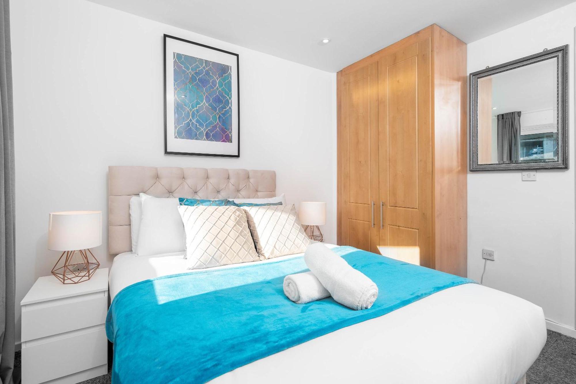 City Centre Penthouse - Large Balcony - 2 Bedroom - Secure Parking 1001m *