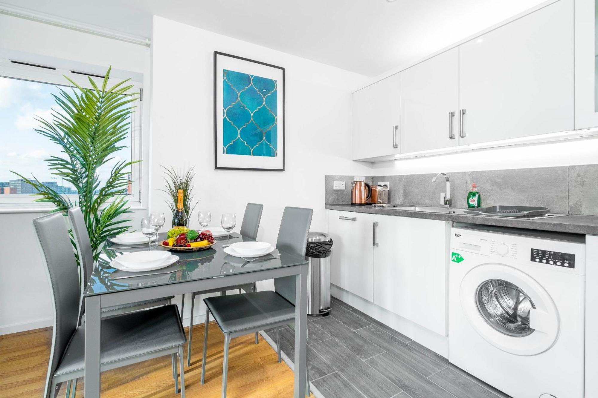 City Centre Penthouse - Large Balcony - 2 Bedroom - Secure Parking 1001m *