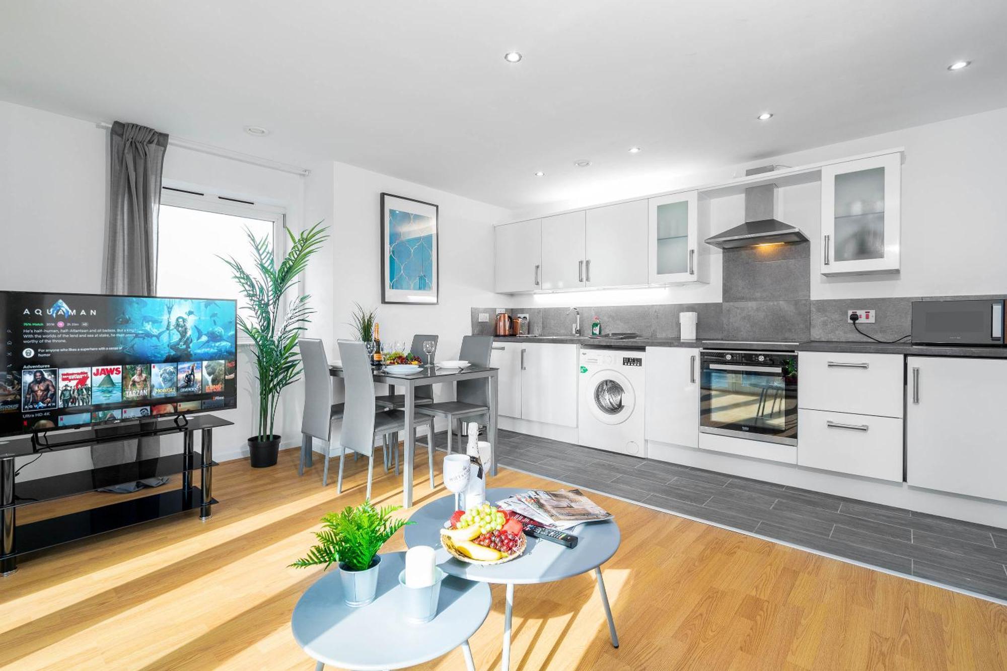 City Centre Penthouse - Large Balcony - 2 Bedroom - Secure Parking 1001m Apartment