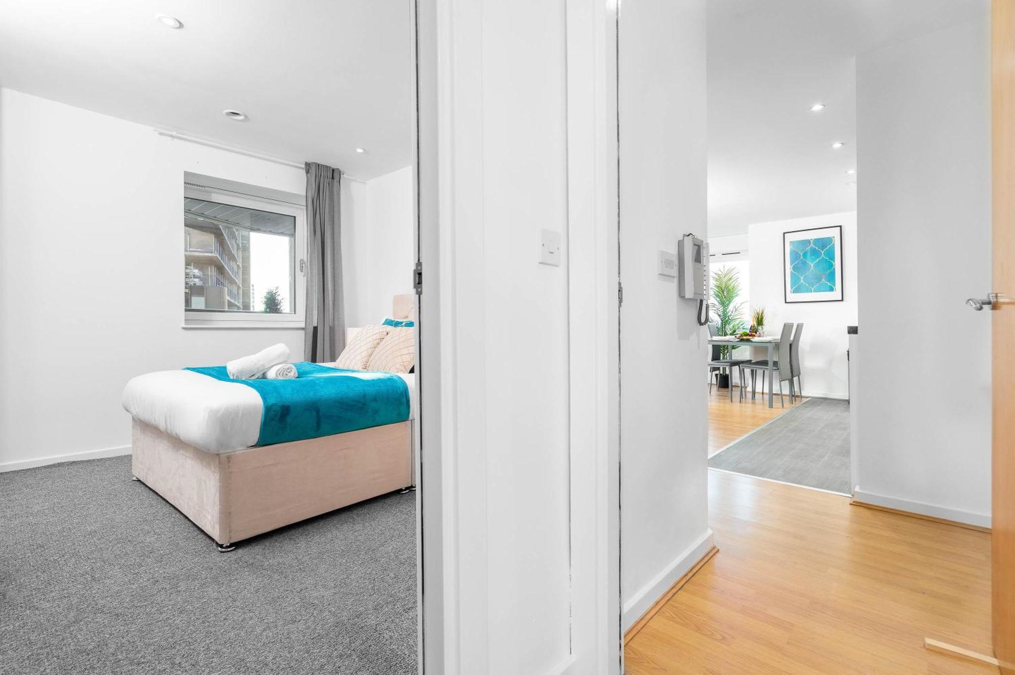 City Centre Penthouse - Large Balcony - 2 Bedroom - Secure Parking 1001m Apartment *