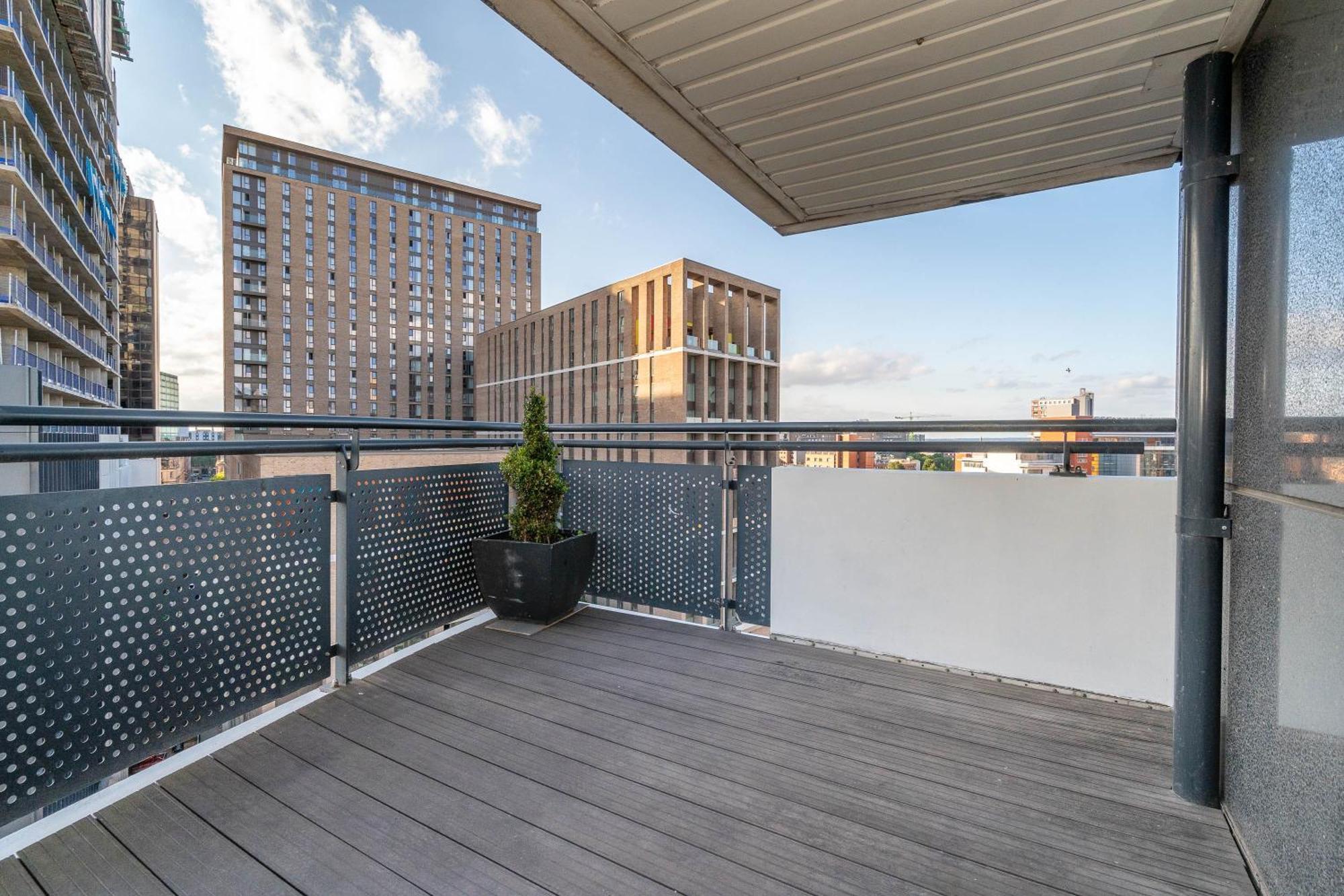 Apartment City Centre Penthouse - Large Balcony - 2 Bedroom - Secure Parking 1001m *