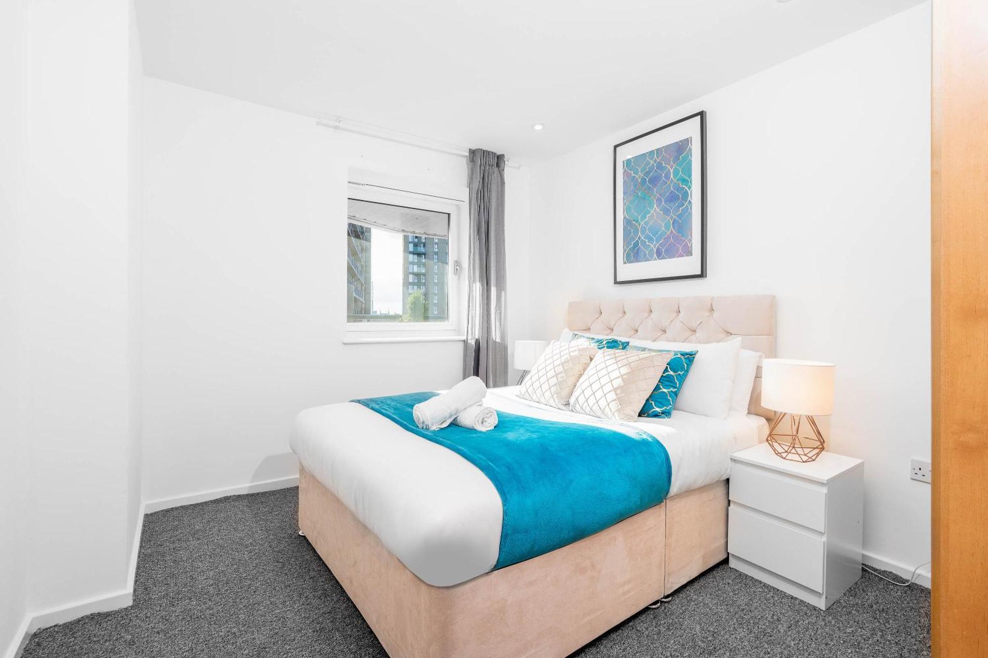 City Centre Penthouse - Large Balcony - 2 Bedroom - Secure Parking 1001m *