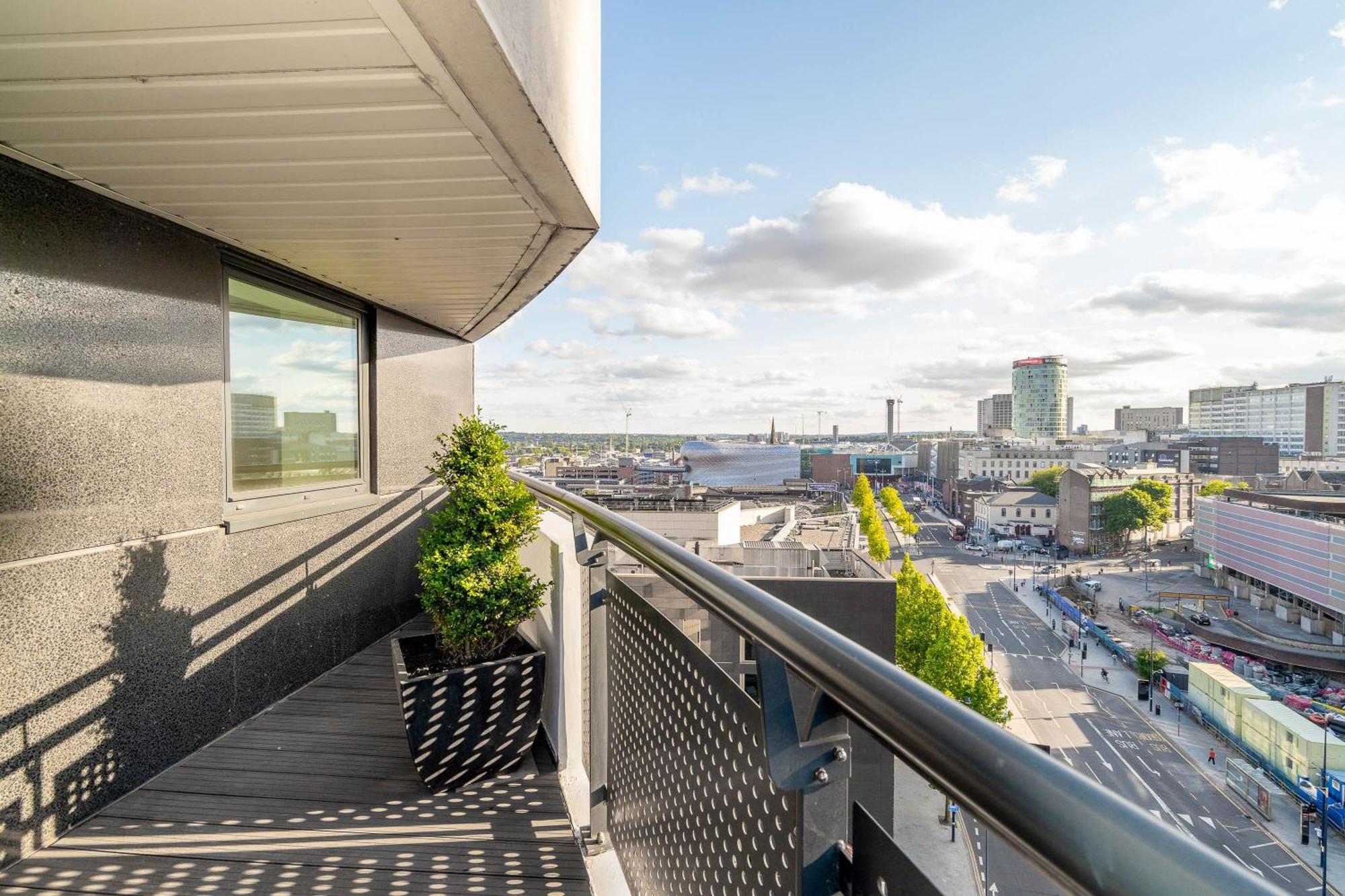 City Centre Penthouse - Large Balcony - 2 Bedroom - Secure Parking 1001m Apartment *