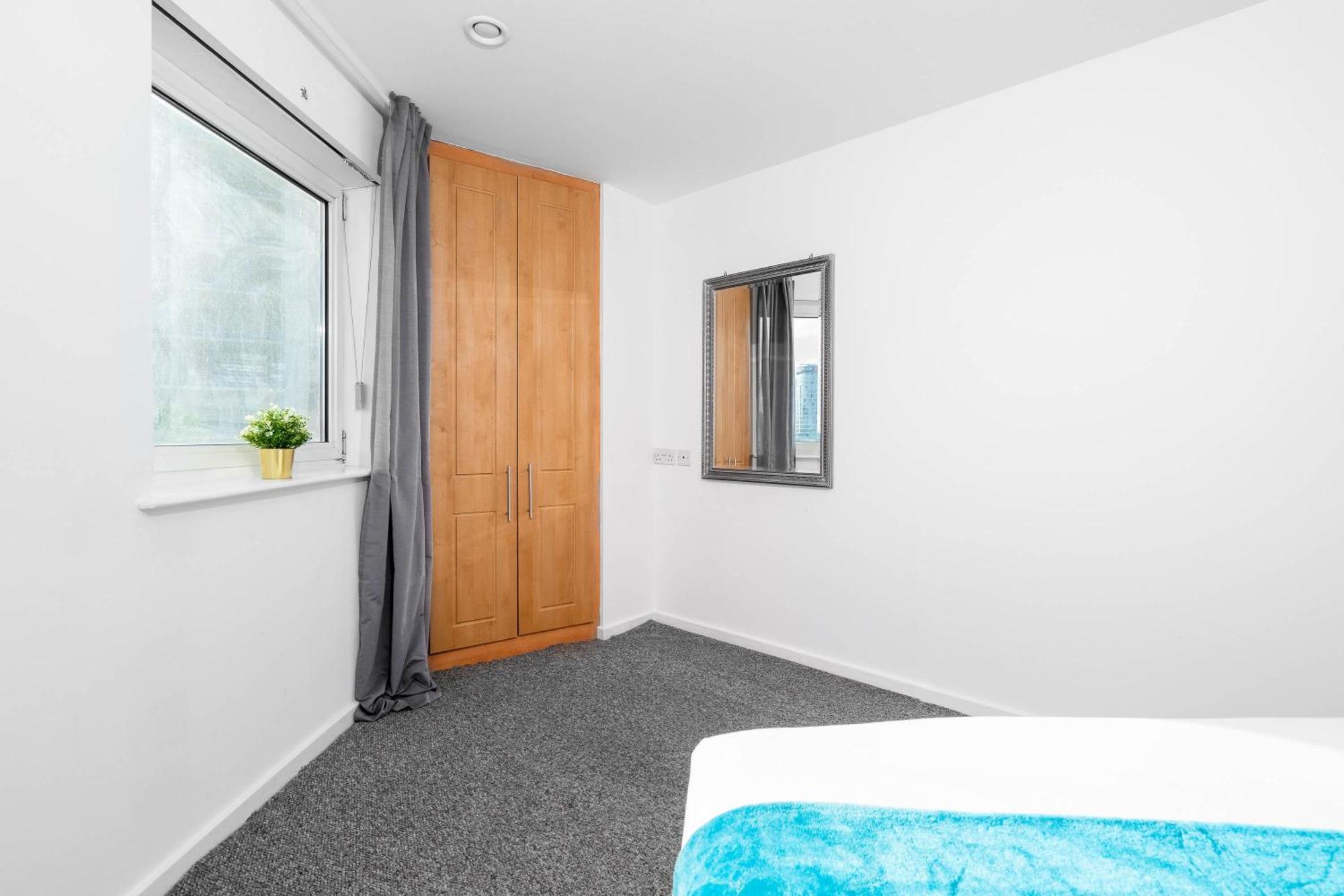 City Centre Penthouse - Large Balcony - 2 Bedroom - Secure Parking 1001m