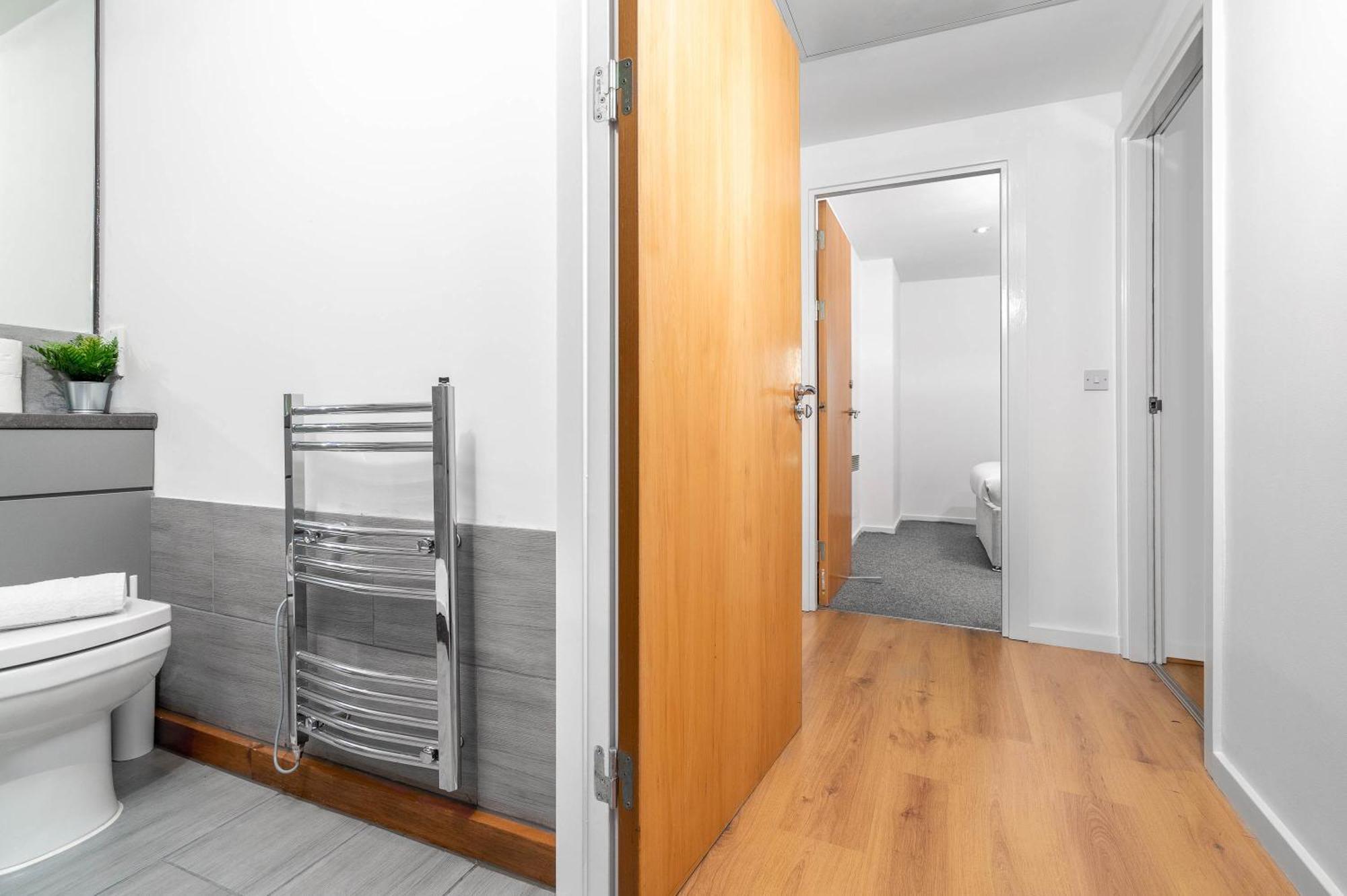 City Centre Penthouse - Large Balcony - 2 Bedroom - Secure Parking 1001m *