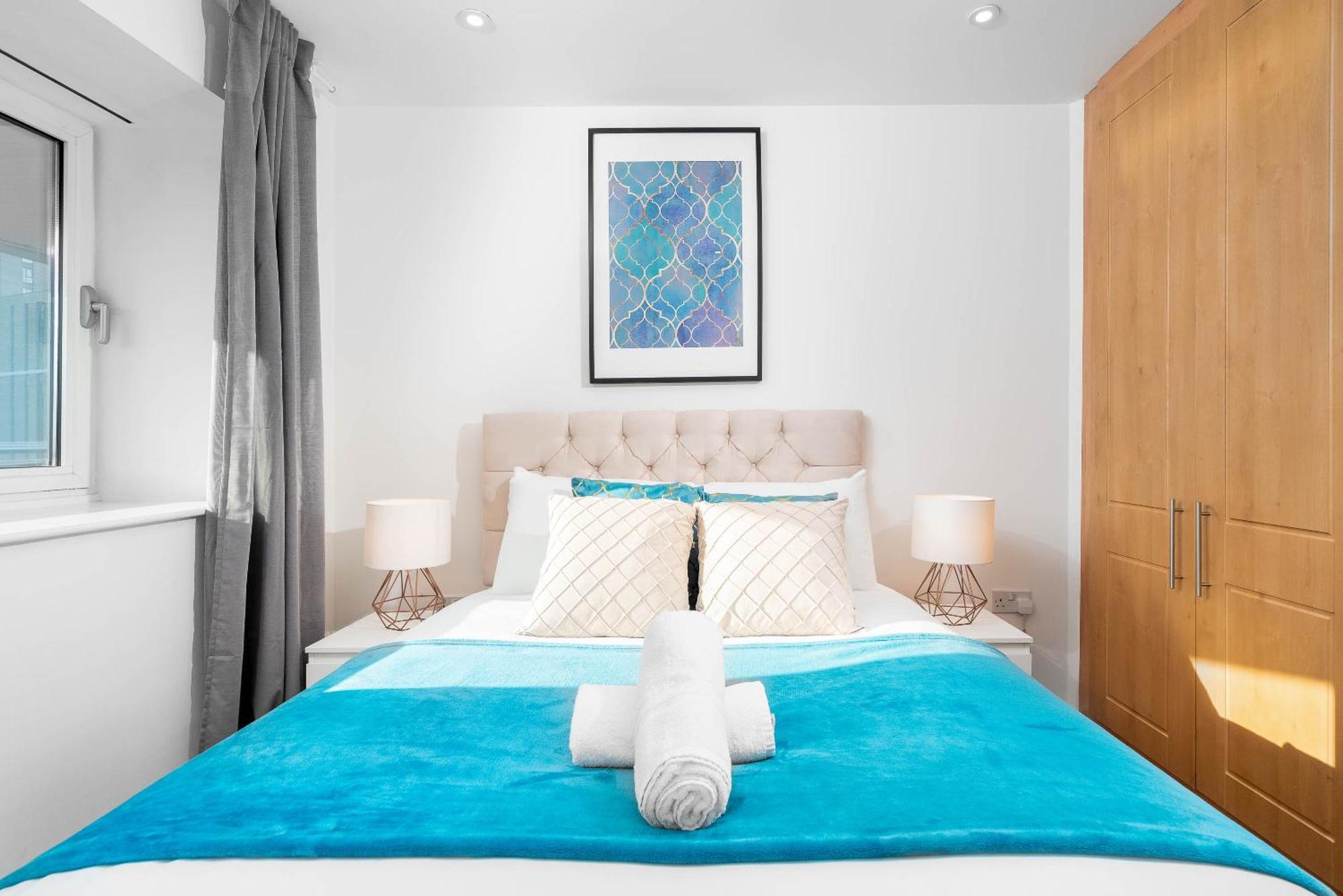 City Centre Penthouse - Large Balcony - 2 Bedroom - Secure Parking 1001m Birmingham