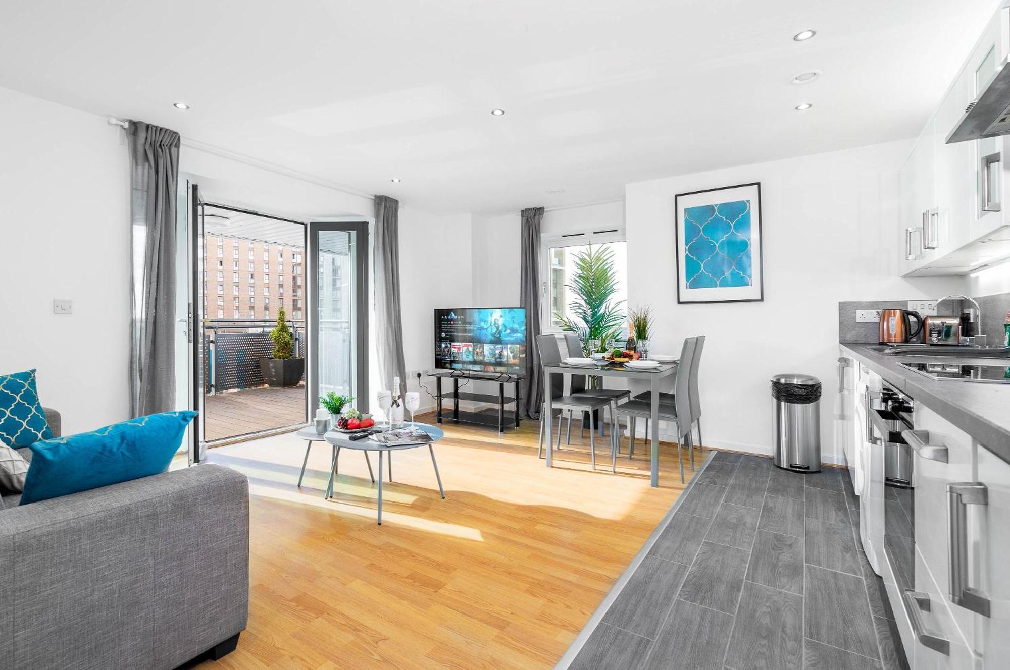 City Centre Penthouse - Large Balcony - 2 Bedroom - Secure Parking 1001m Apartment