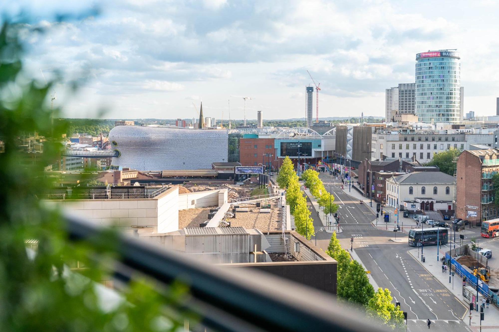 City Centre Penthouse - Large Balcony - 2 Bedroom - Secure Parking 1001m Apartment