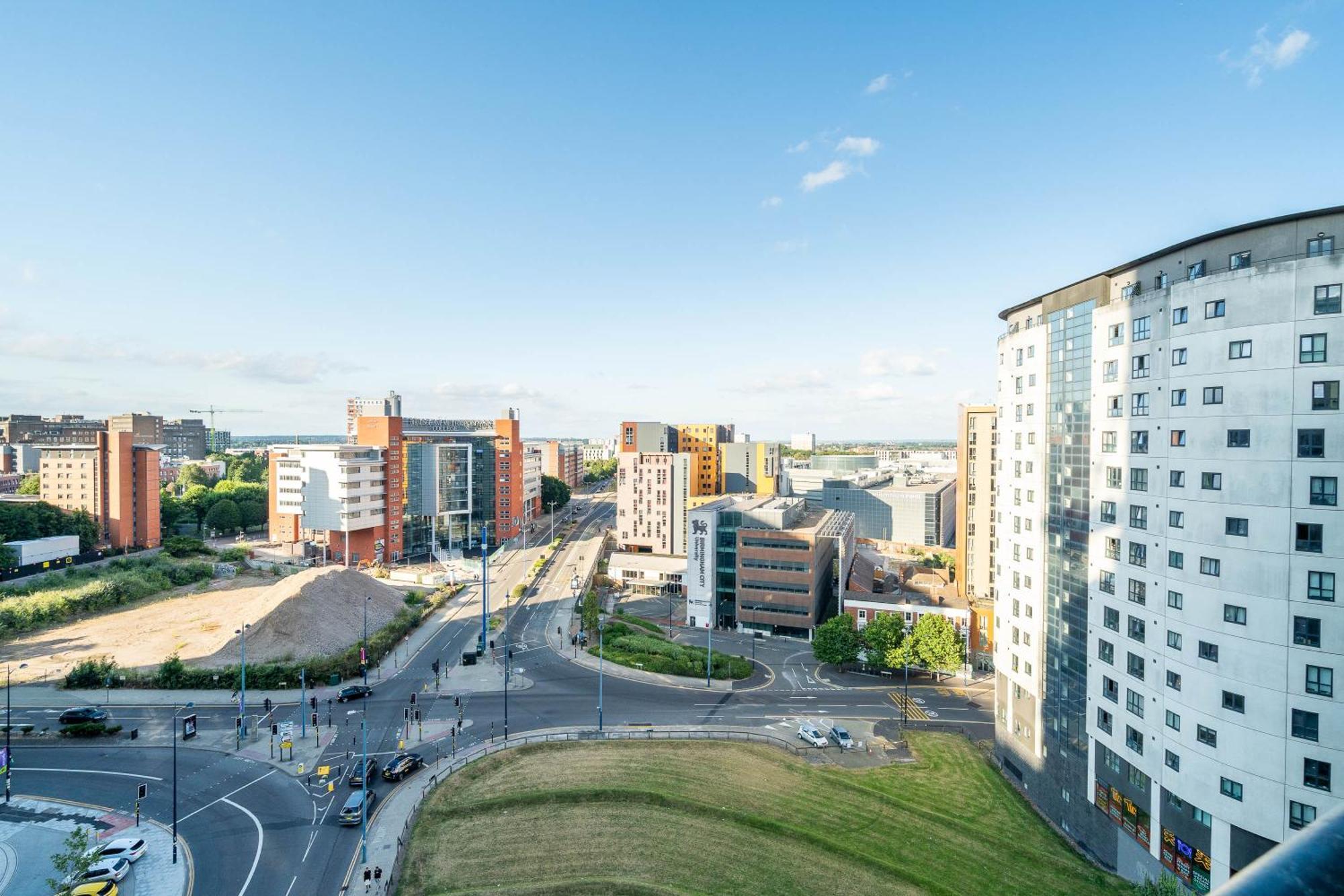 City Centre Penthouse - Large Balcony - 2 Bedroom - Secure Parking 1001m Birmingham