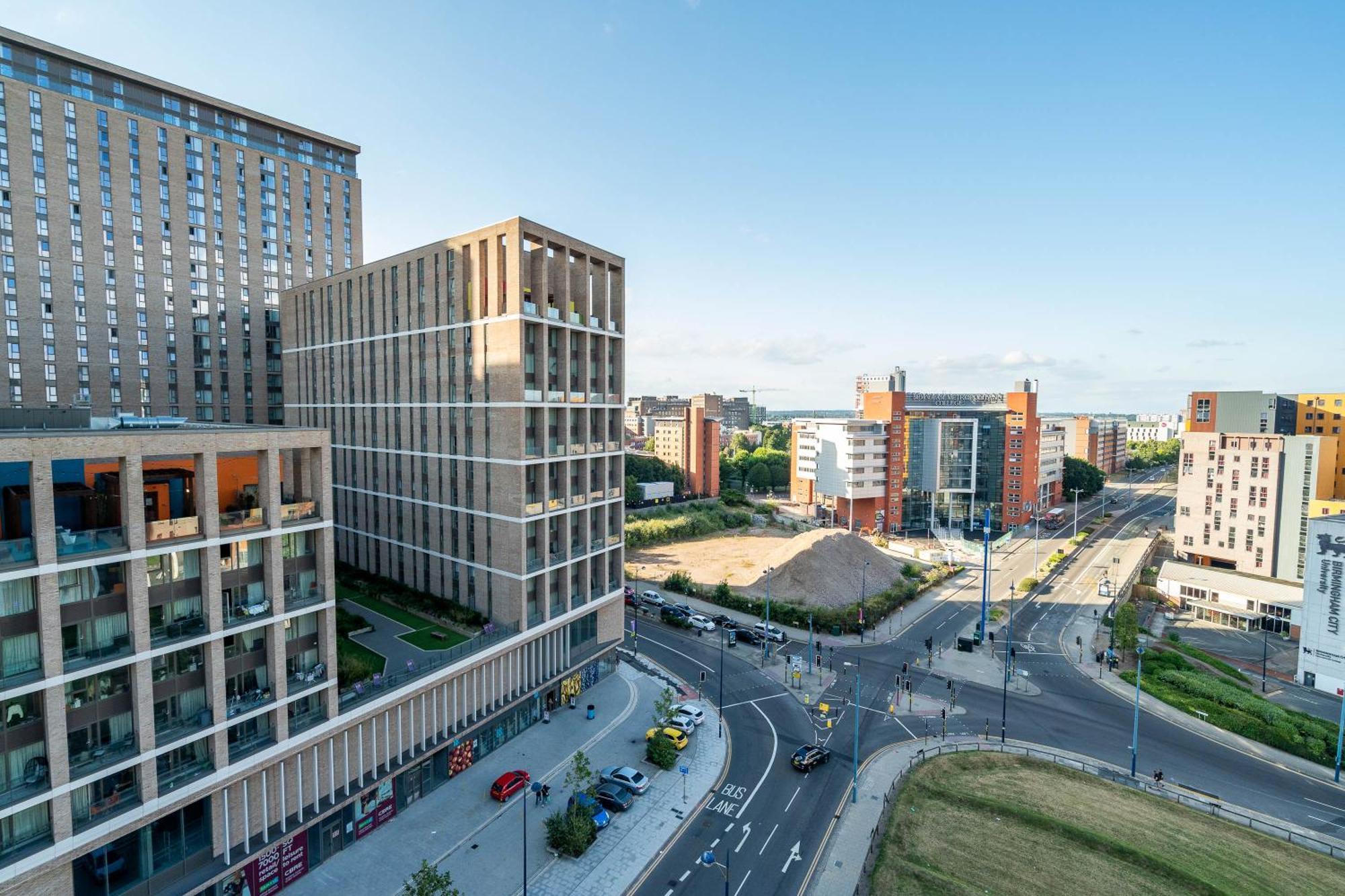 City Centre Penthouse - Large Balcony - 2 Bedroom - Secure Parking 1001m Apartment *