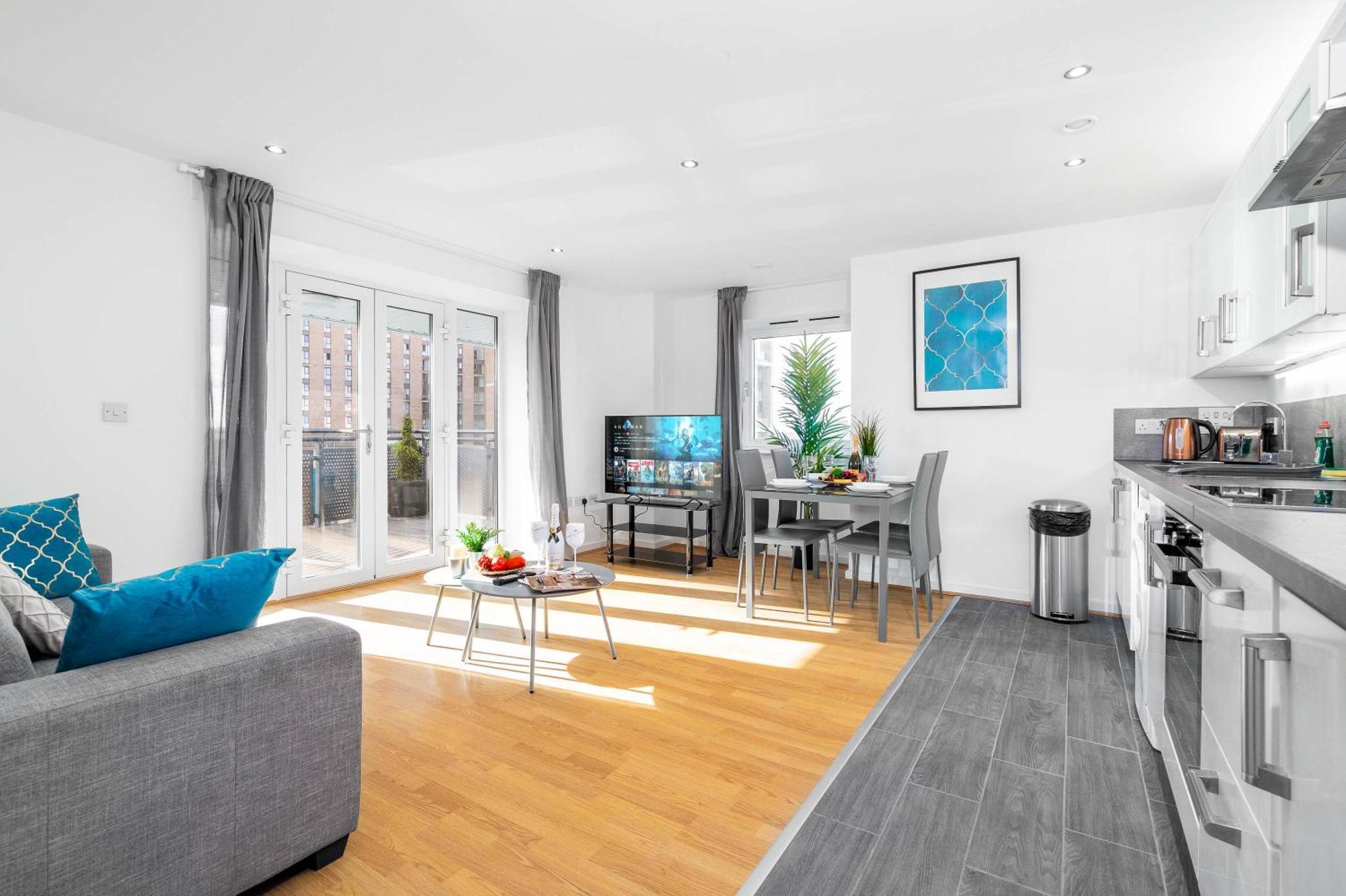 City Centre Penthouse - Large Balcony - 2 Bedroom - Secure Parking 1001m Apartment