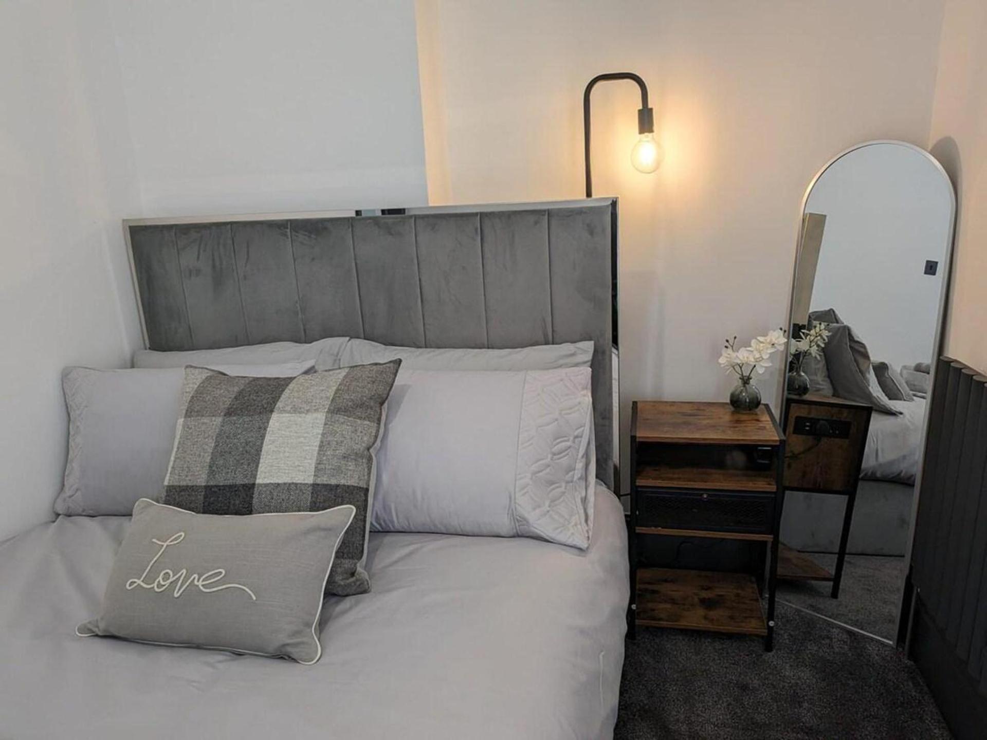 Captivating 2-bed In Apartment *