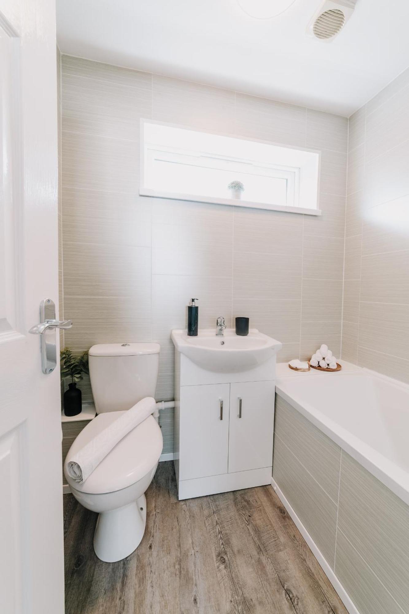Homely, Close By, Fast Wifi Contractors Family, Garden * Birmingham