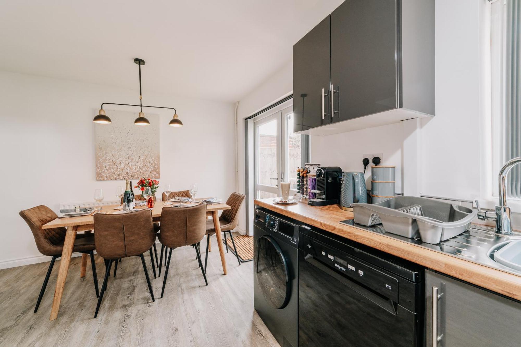 Homely, Close By, Fast Wifi Contractors Family, Garden Holiday home