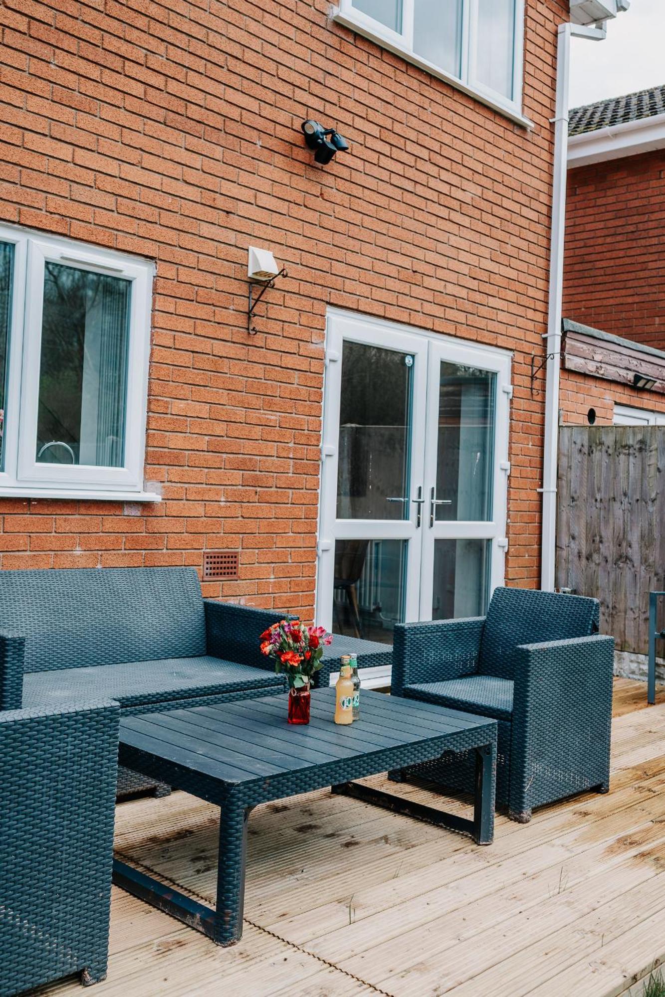 Homely, Close By, Fast Wifi Contractors Family, Garden Holiday home