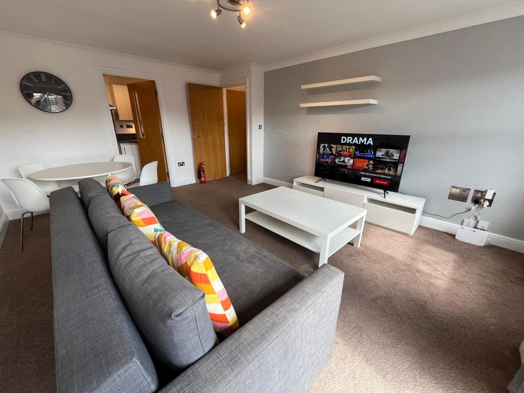 Exquisite Centre - Recently Refurbed - 2 Bed 2 Bath - Free Parking - Netflix Amazon