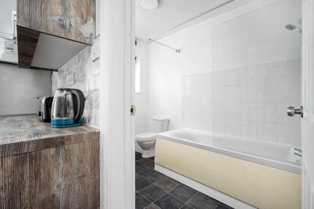 Jlr, Nec, B'ham, Contractors Holiday home *