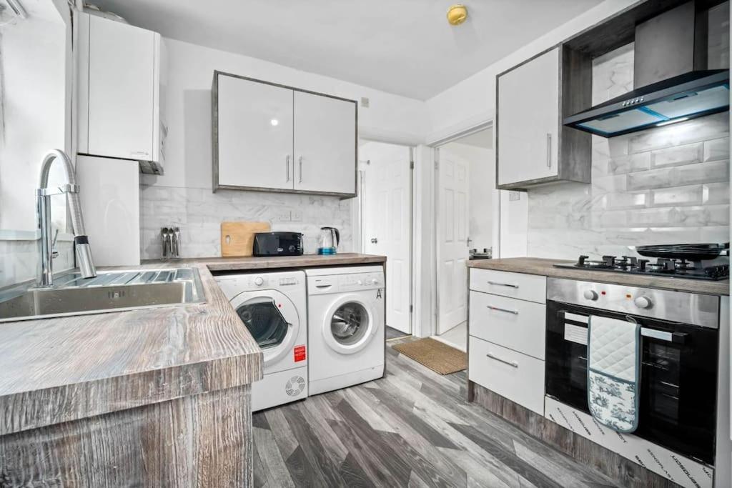 Jlr, Nec, B'ham, Contractors Holiday home *