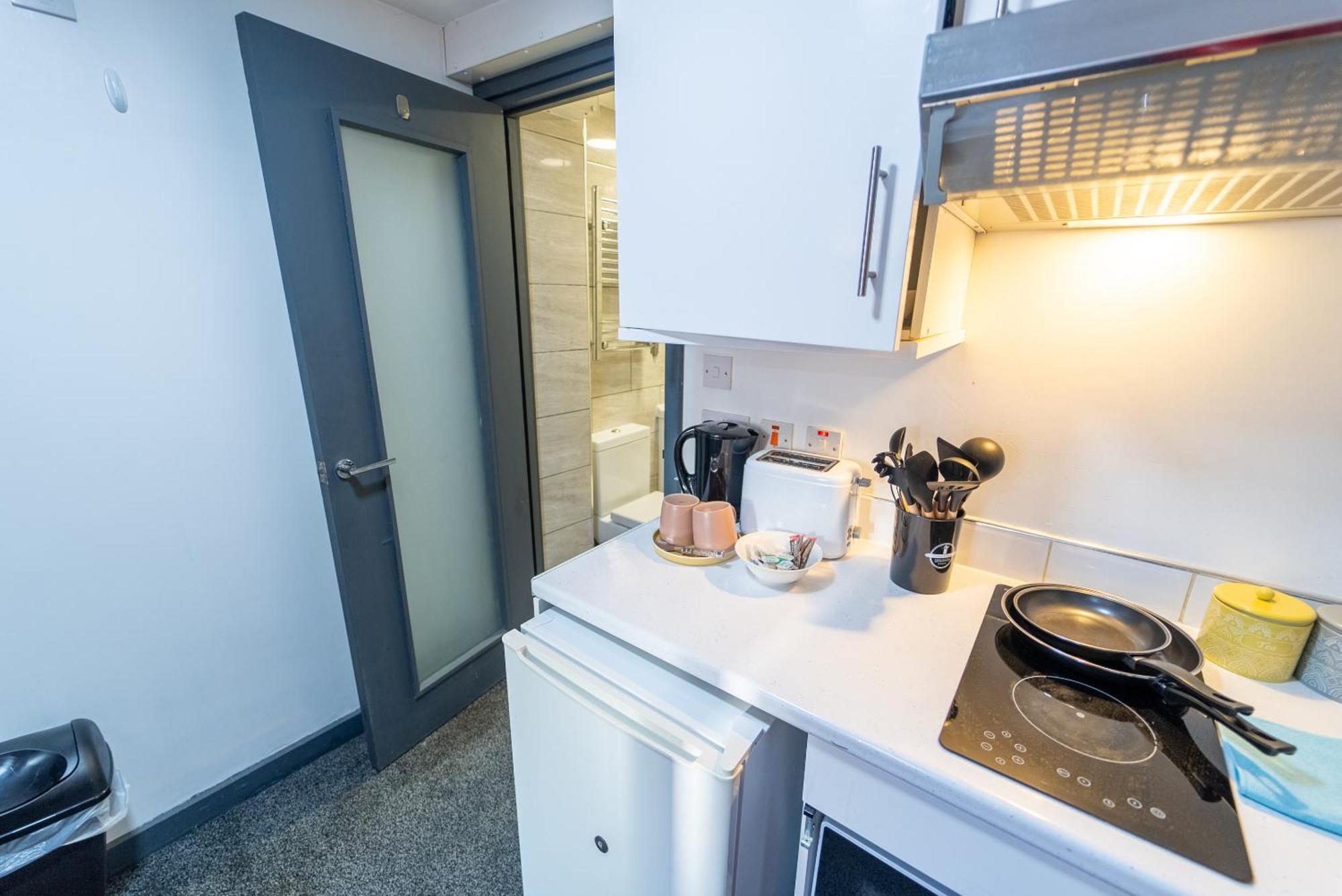 Sa Equipped 10 Mins From Centre And Next To Uob!