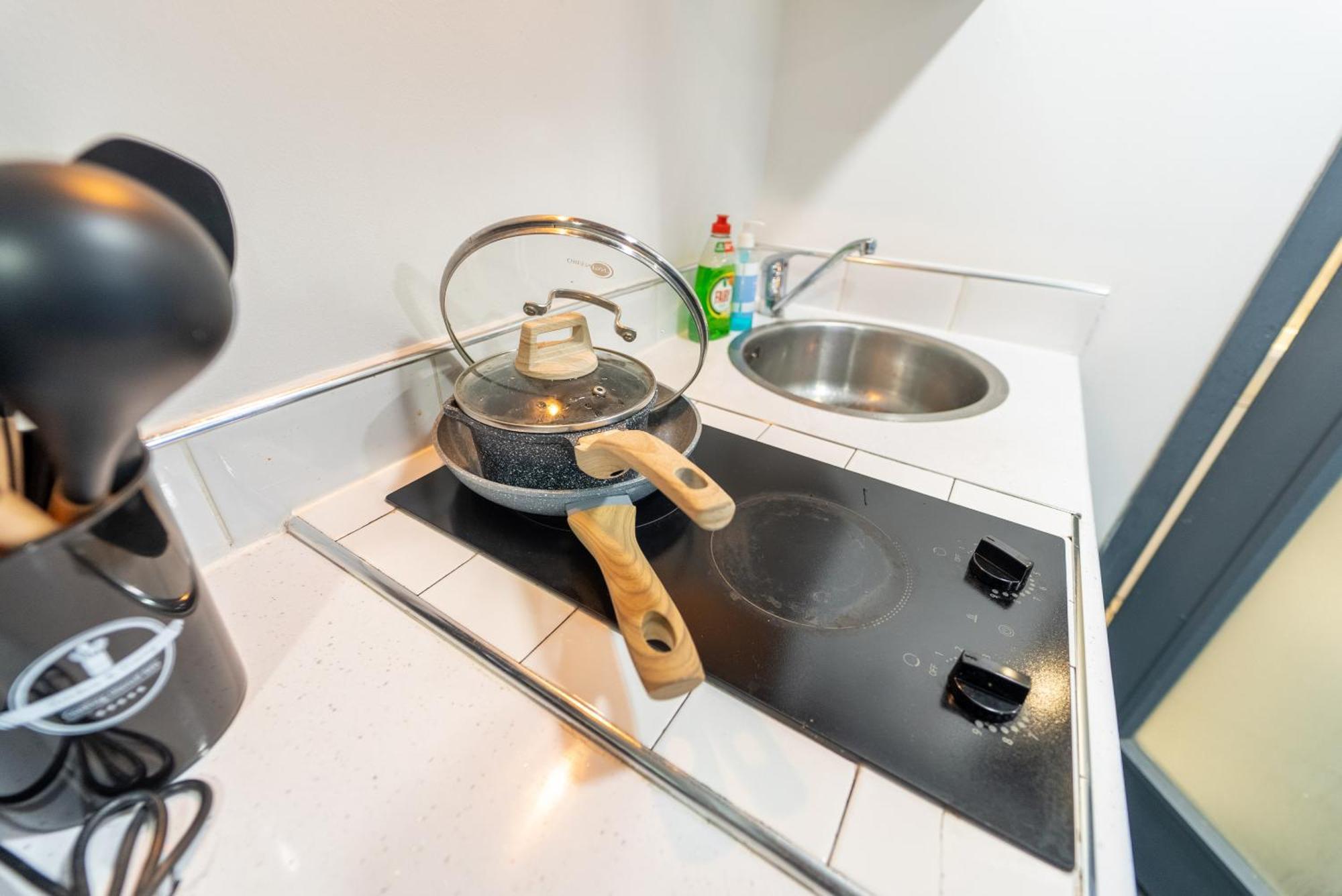 Guest house Sa Equipped 10 Mins From Centre And Next To Uob! *