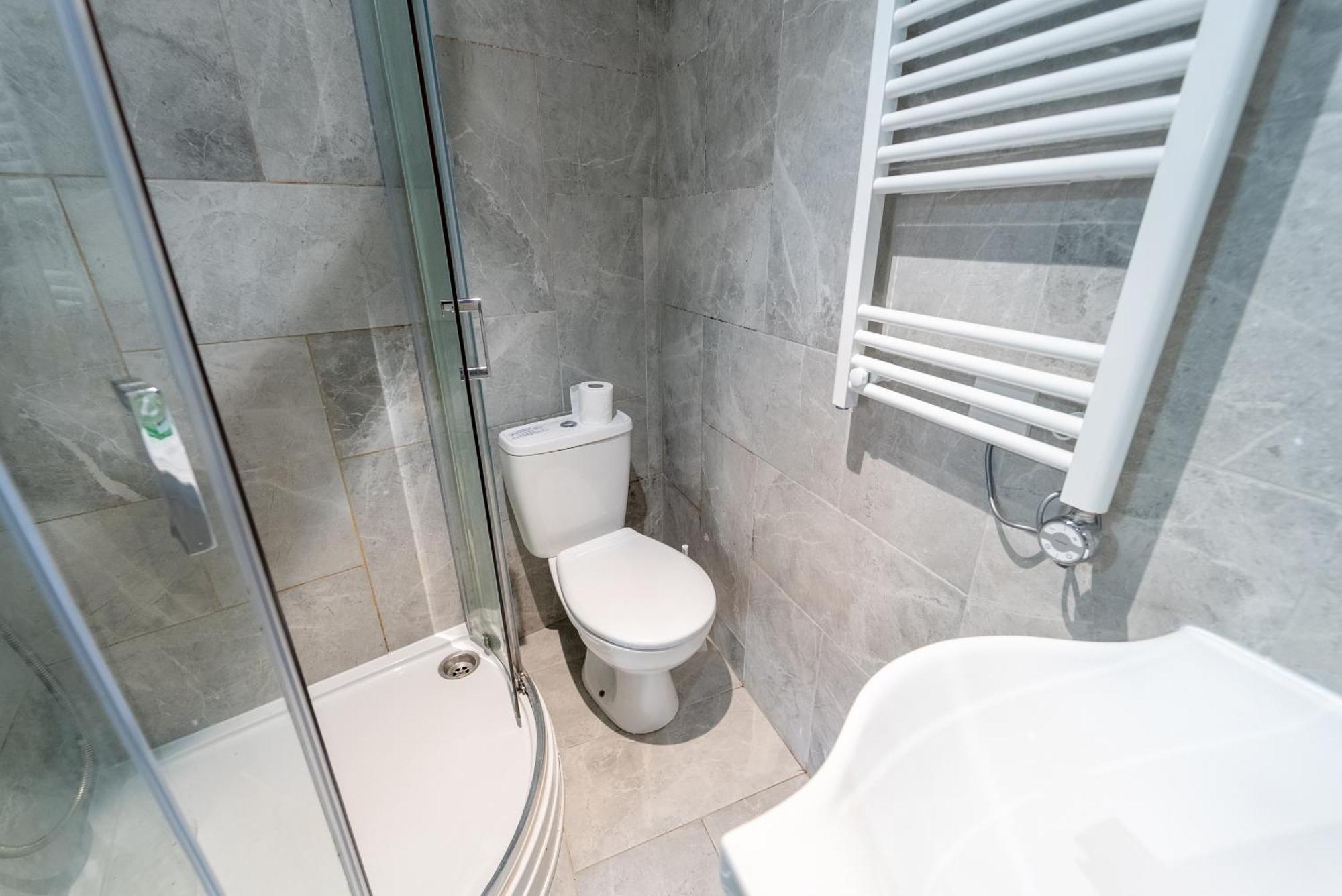 Sa Equipped 10 Mins From Centre And Next To Uob! Guest house