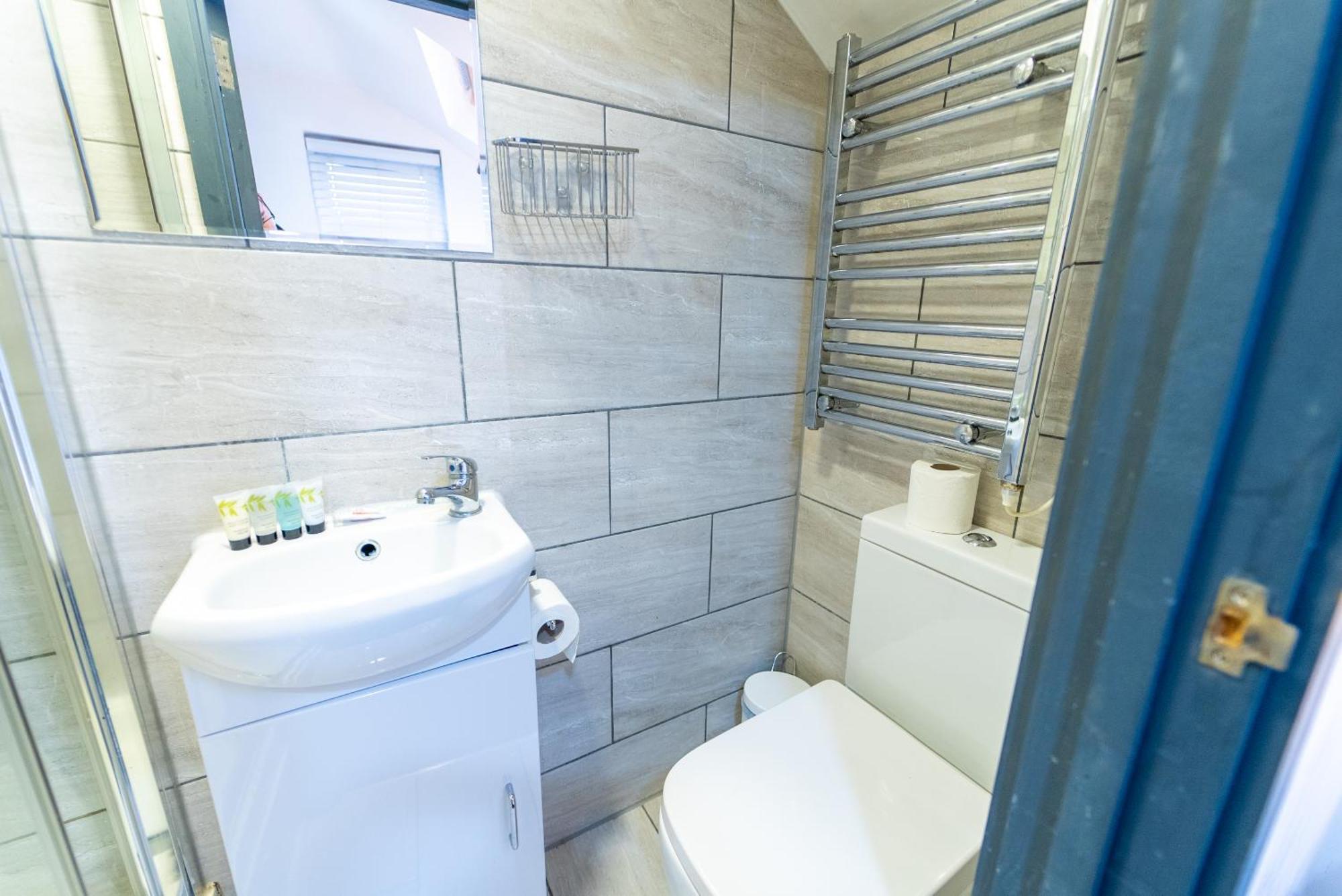 Sa Equipped 10 Mins From Centre And Next To Uob! Guest house *